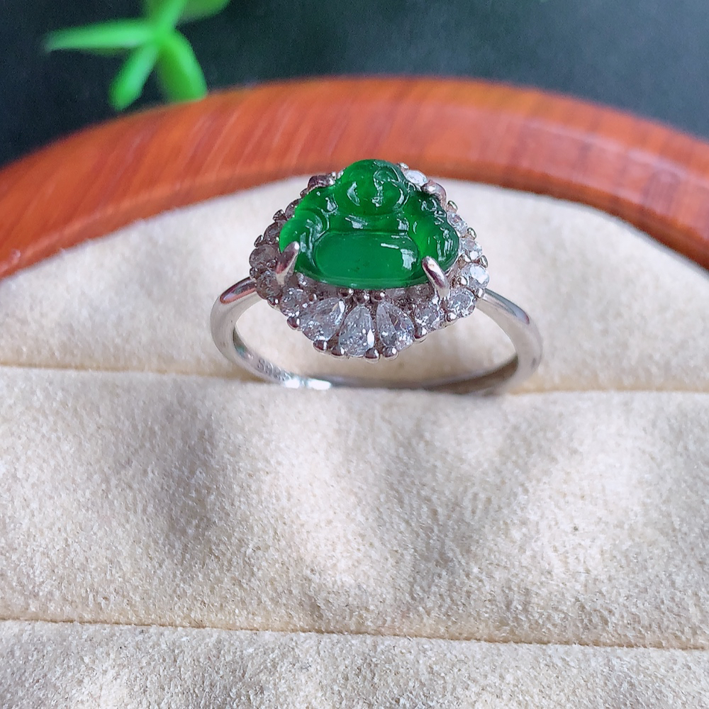 冰润满绿精美佛公翡翠戒指  玉质细腻  冰清玉润  飘花灵动  颜色漂亮  W481.21   内径尺寸：19-13-7.3mm  裸石尺寸：8-10mm