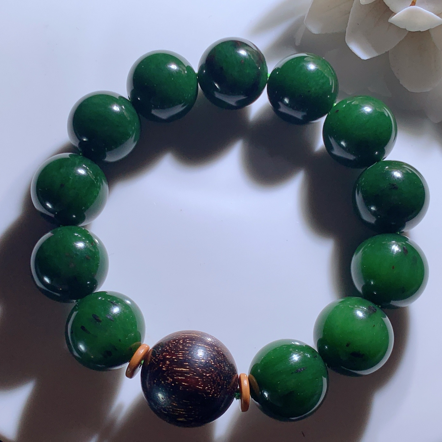 和田玉七号矿红皮料菠菜绿俄罗斯碧玉圆珠手串。单颗尺寸17重100.5克 玉质细腻油润 底色纯净 脂粉