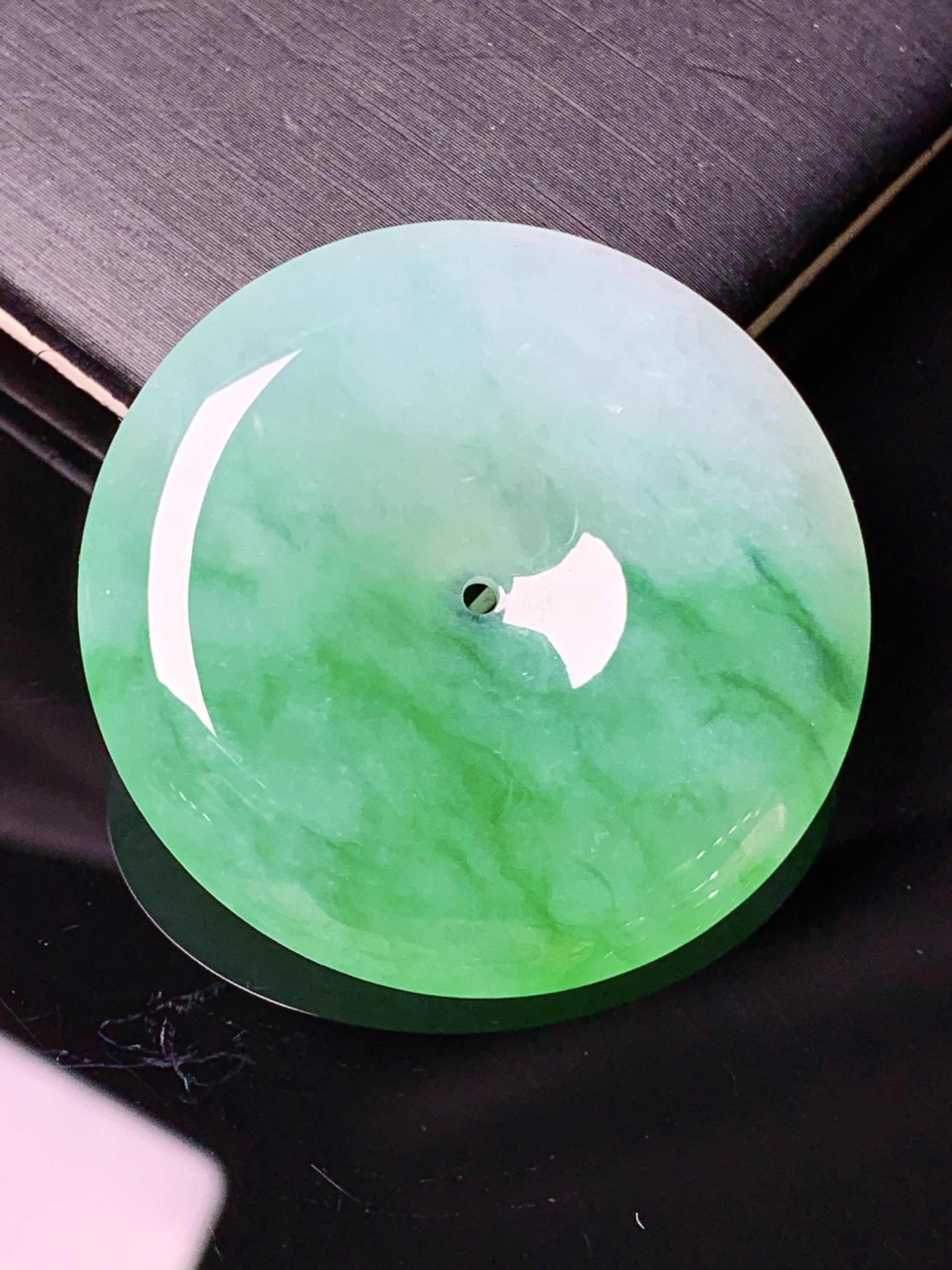 飘绿平安扣吊坠 玉质细腻 色泽艳丽清新 水润亮眼 整体尺寸36*6.5x1