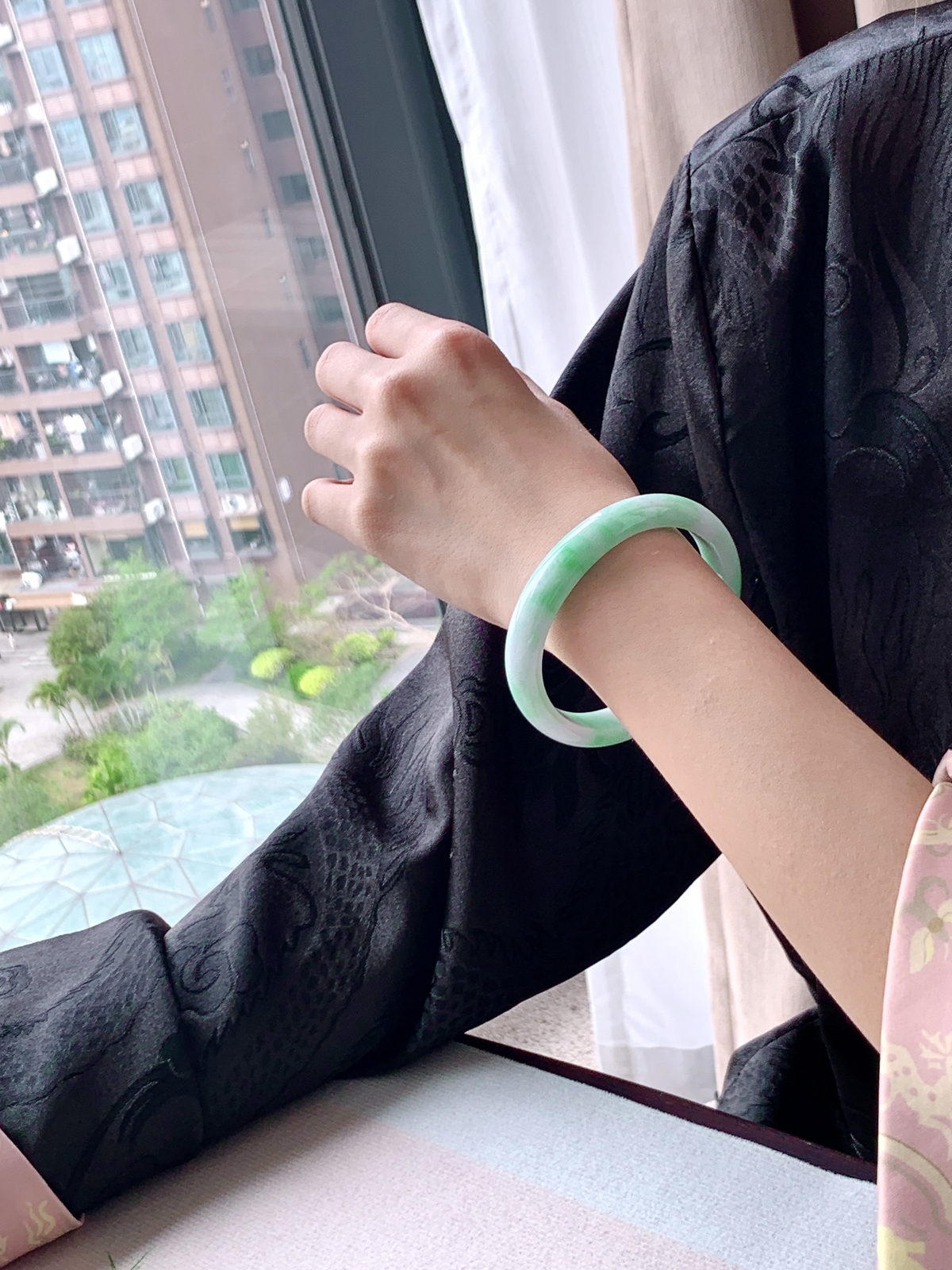 【手镯】️贵妃 圈口 55 56
【尺寸】57.5-49.5-11.3-6.8
【说明】翠烟绕镯 飘绿花 冰飘花 种老细腻 缅甸A货翡翠 完美