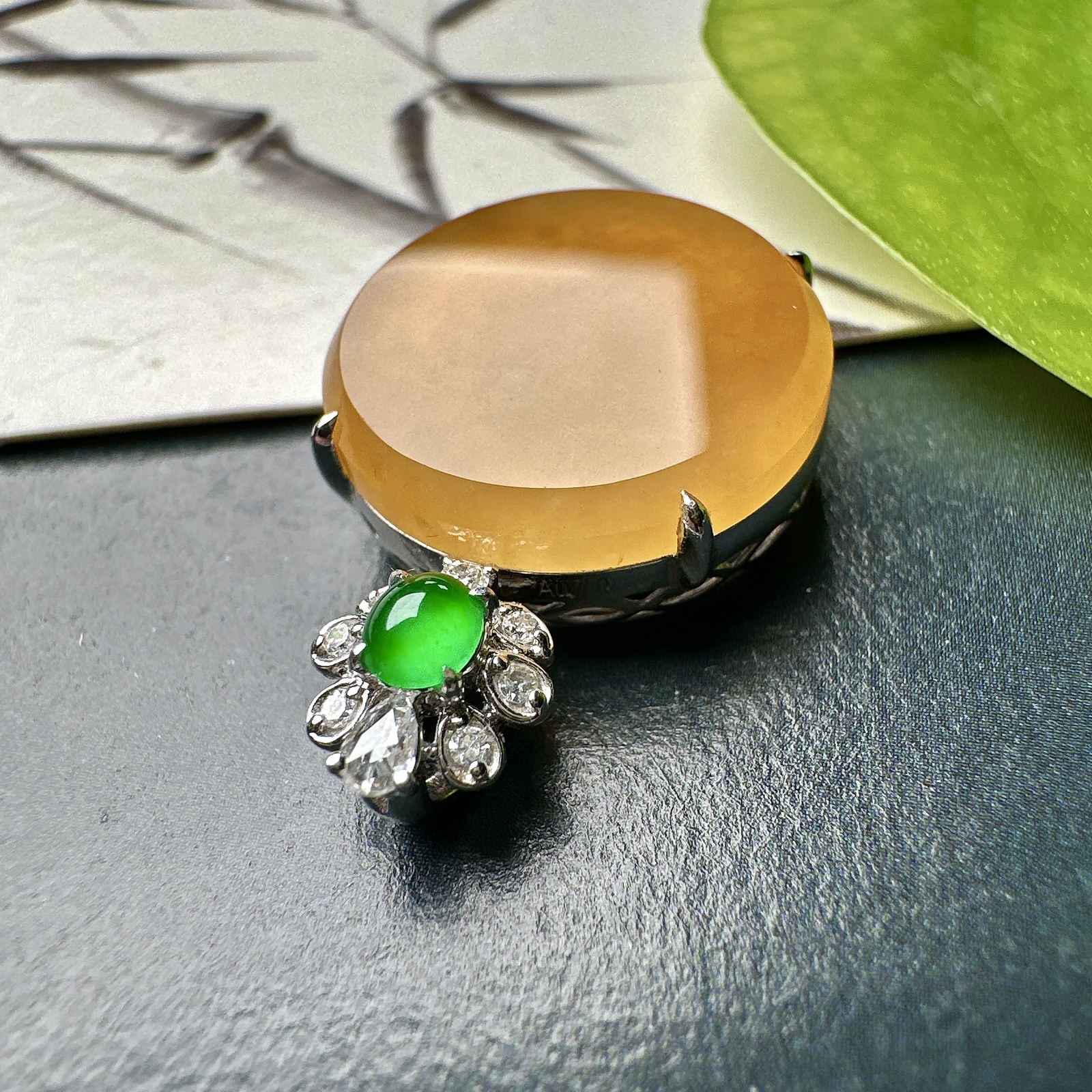 【冰种黄翡圆无事牌吊坠】质地细腻，冰润通透，晶莹闪亮。收藏品质，18k金钻镶嵌，裸石尺寸16.3*3.4毫米