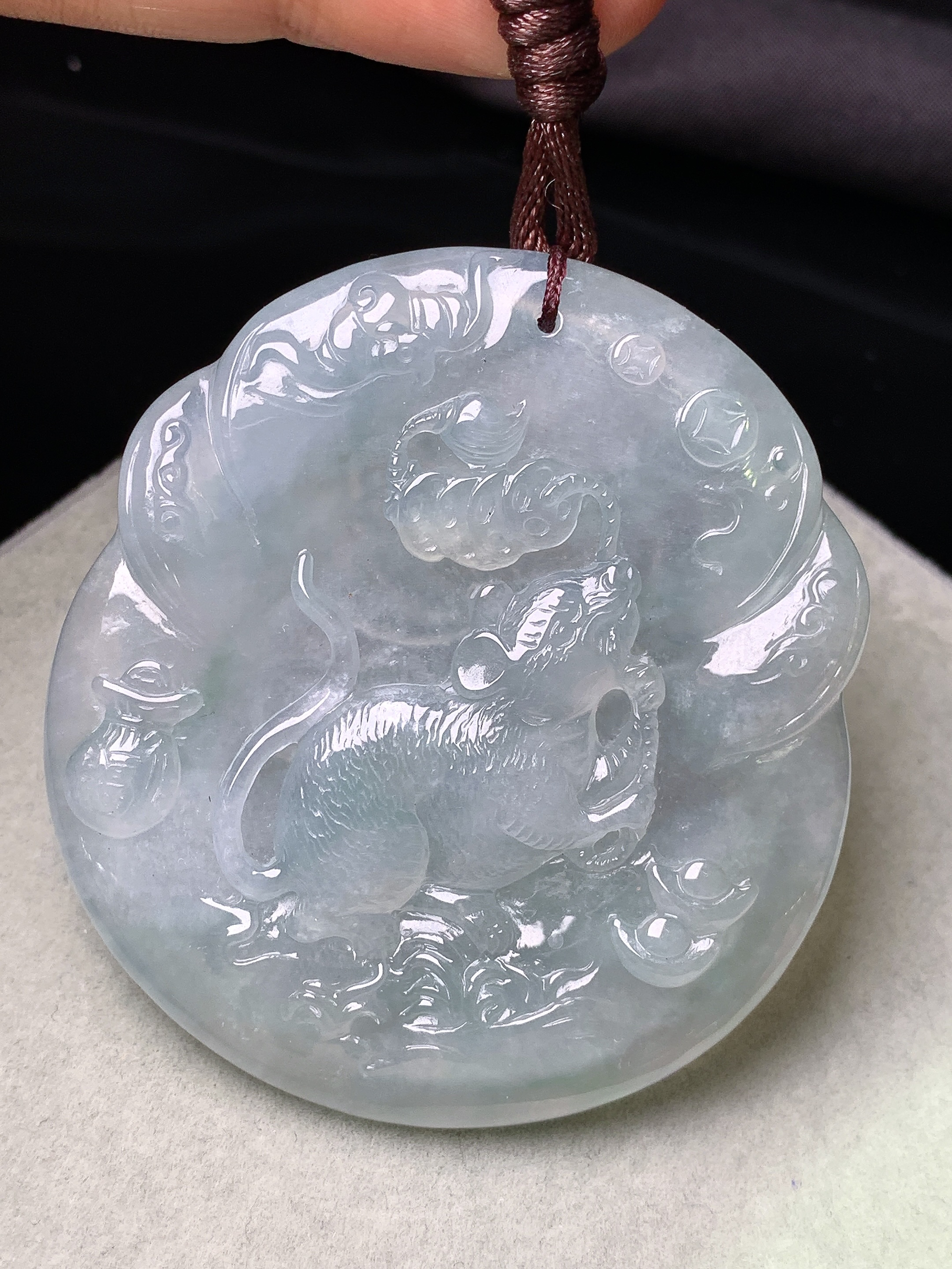 生肖鼠牌子吊坠 玉质细腻 色泽艳丽清新 水润亮眼 整体尺寸54.2*50*5.6b