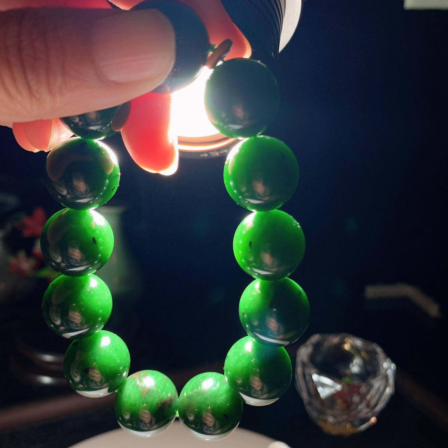 和田玉七号矿红皮料菠菜绿俄罗斯碧玉圆珠手串。单颗尺寸17重100.5克 玉质细腻油润 底色纯净 脂粉好，品质好。lt260323