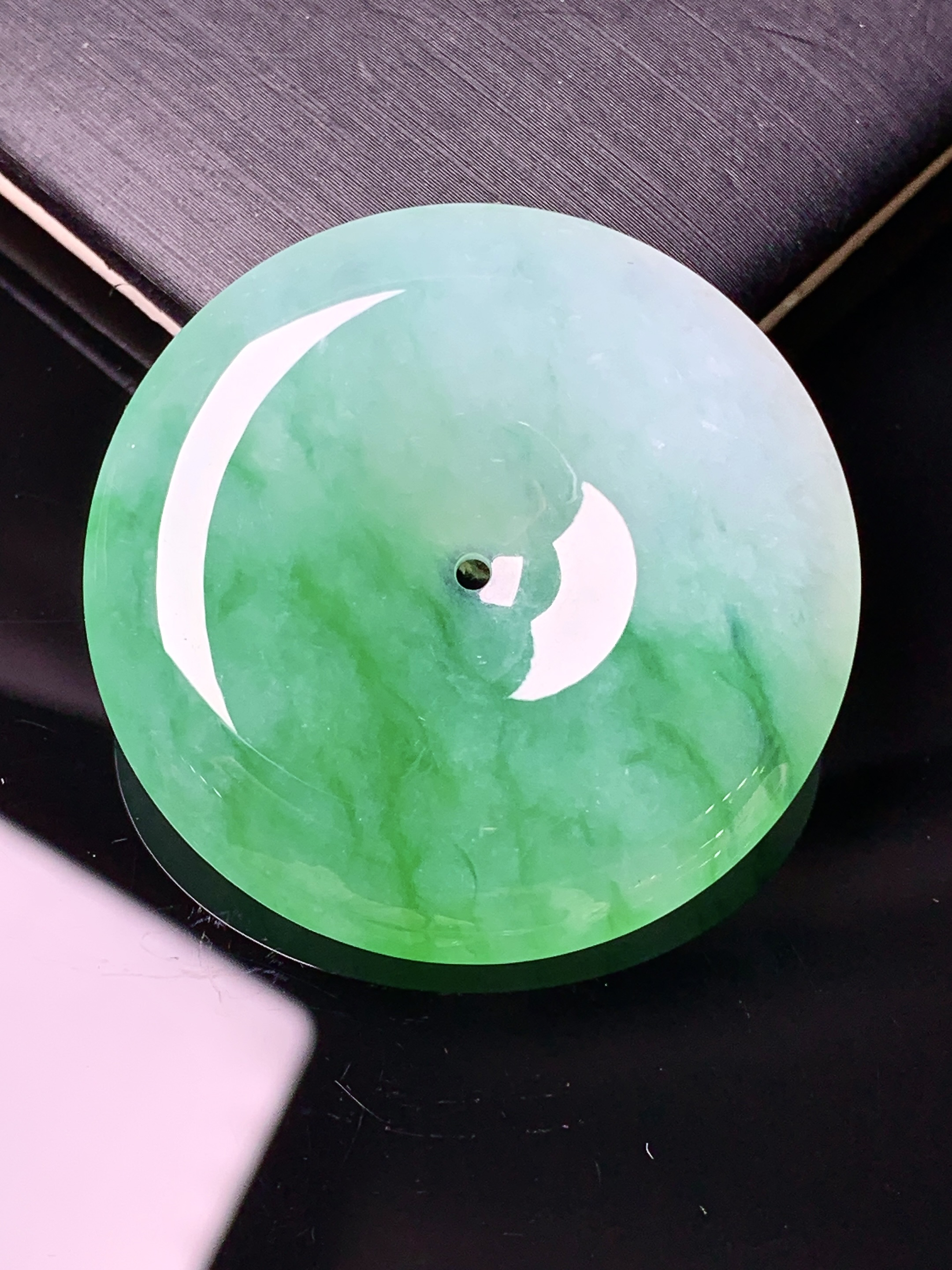 飘绿平安扣吊坠 玉质细腻 色泽艳丽清新 水润亮眼 整体尺寸36*6.5x1