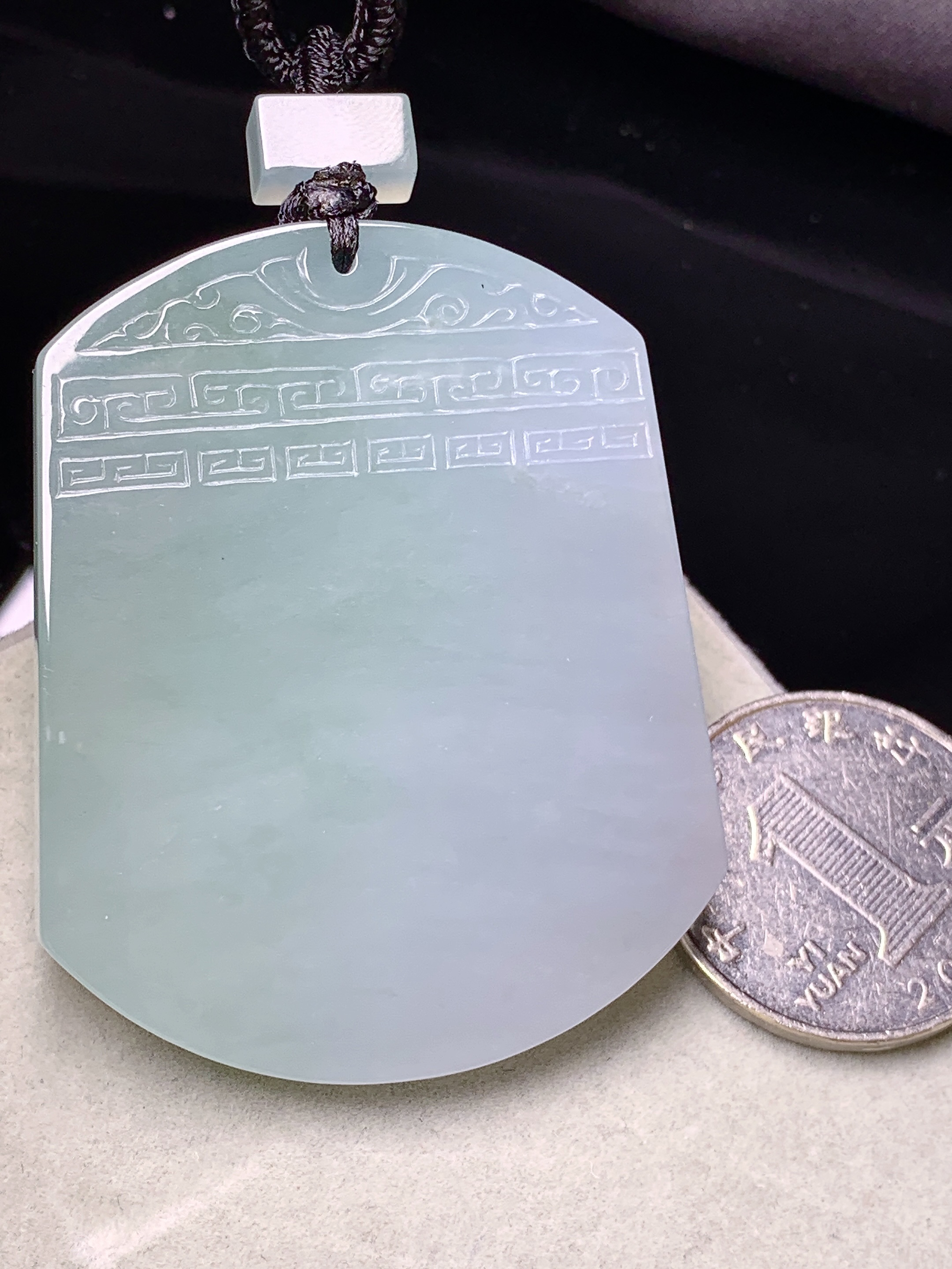 淡紫罗兰飘绿无事牌吊坠 玉质细腻 色泽艳丽清新 水润亮眼 整体尺寸52.7*42.5*5.2L1