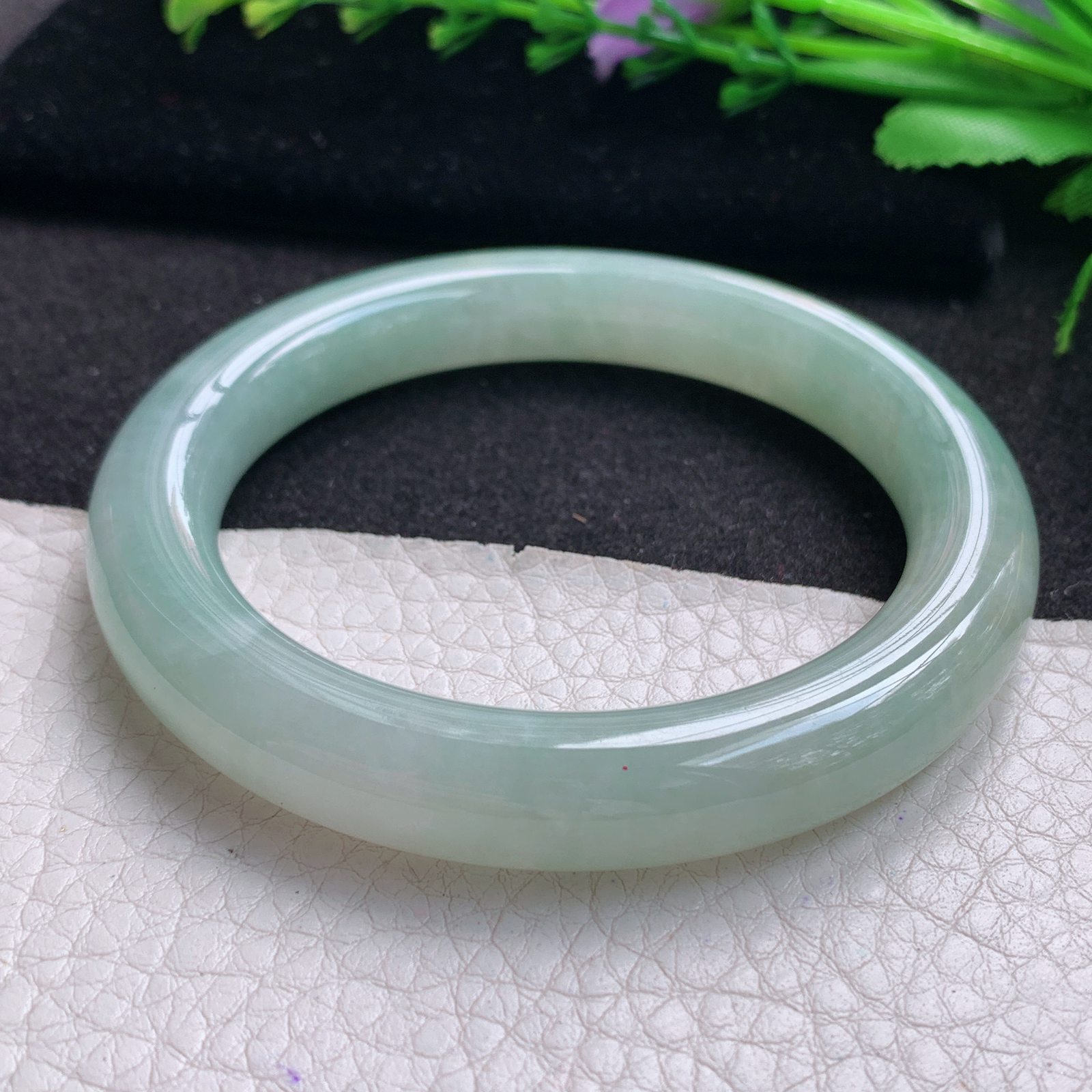 qh实拍55*10.5*10美人镯 缅甸翡翠A货玉手镯精美浅绿圆条玉手镯