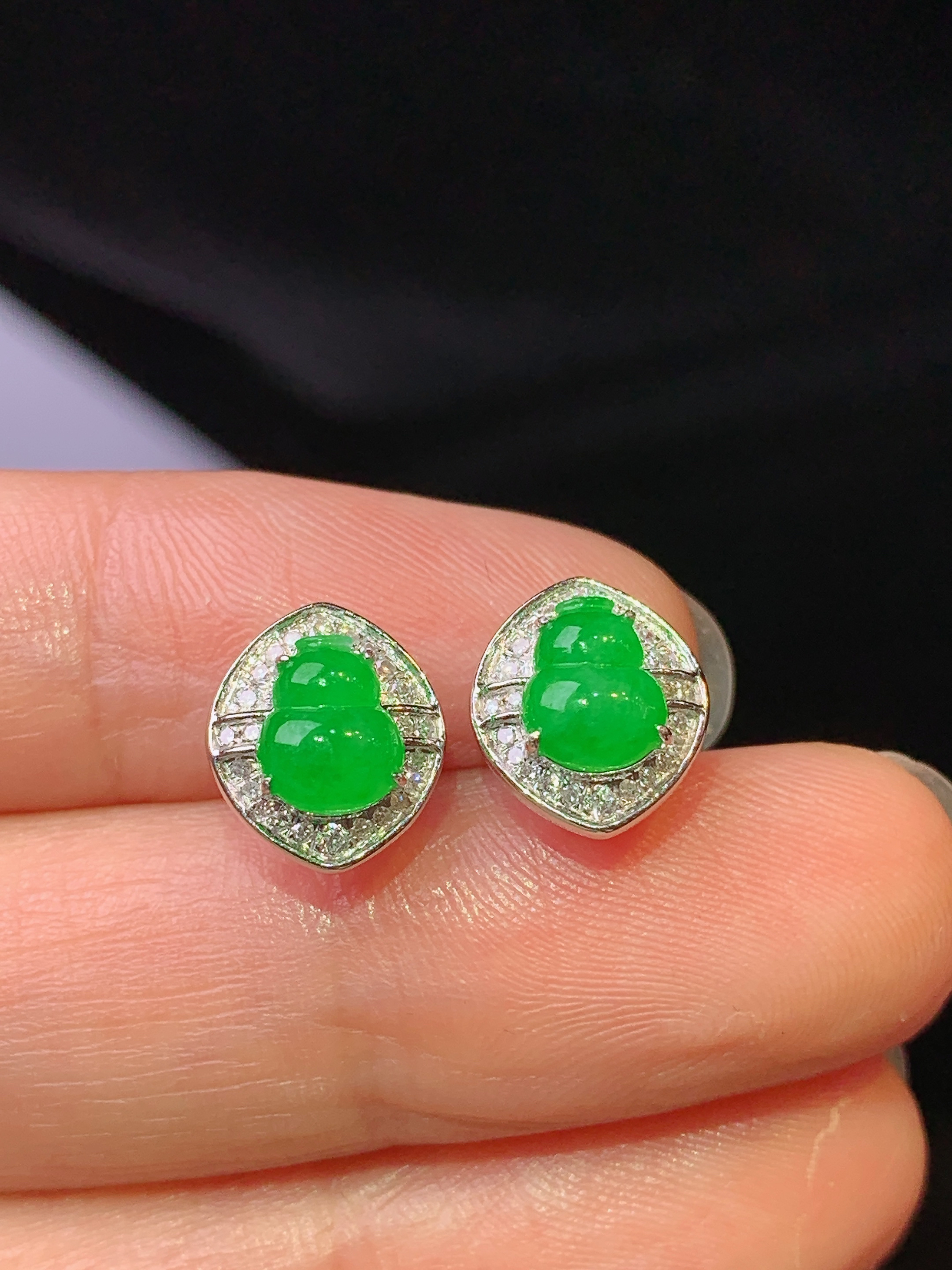 18k金钻镶嵌翠绿葫芦耳钉 玉质细腻 色泽艳丽清新 水润亮眼 整体尺寸10.3*8.8*3.6zy