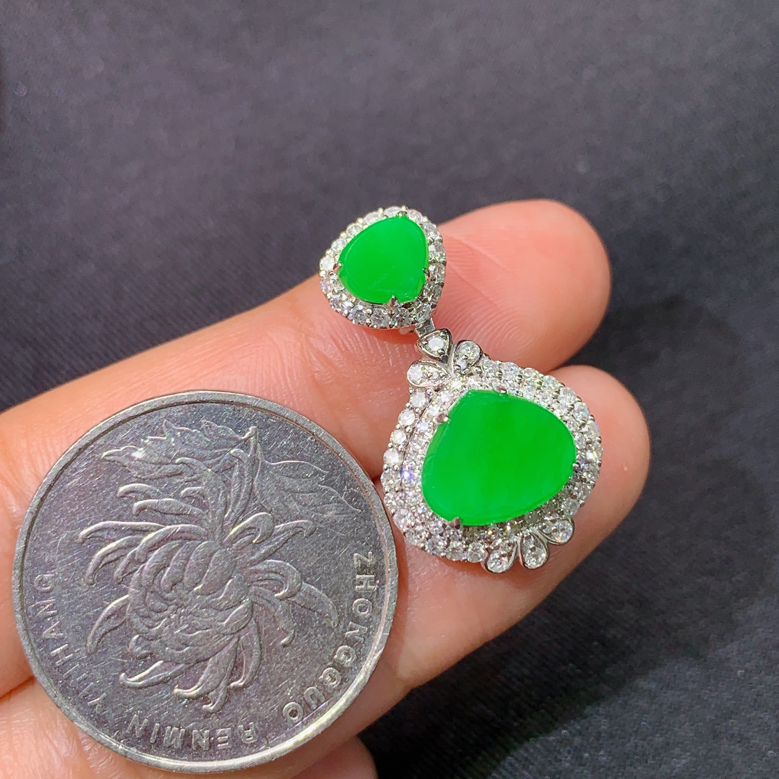 冰阳绿水滴吊坠，18k金镶嵌，冰润色阳，玉质细腻，种水足，Yh1 尺寸24.8*14.2*8.7