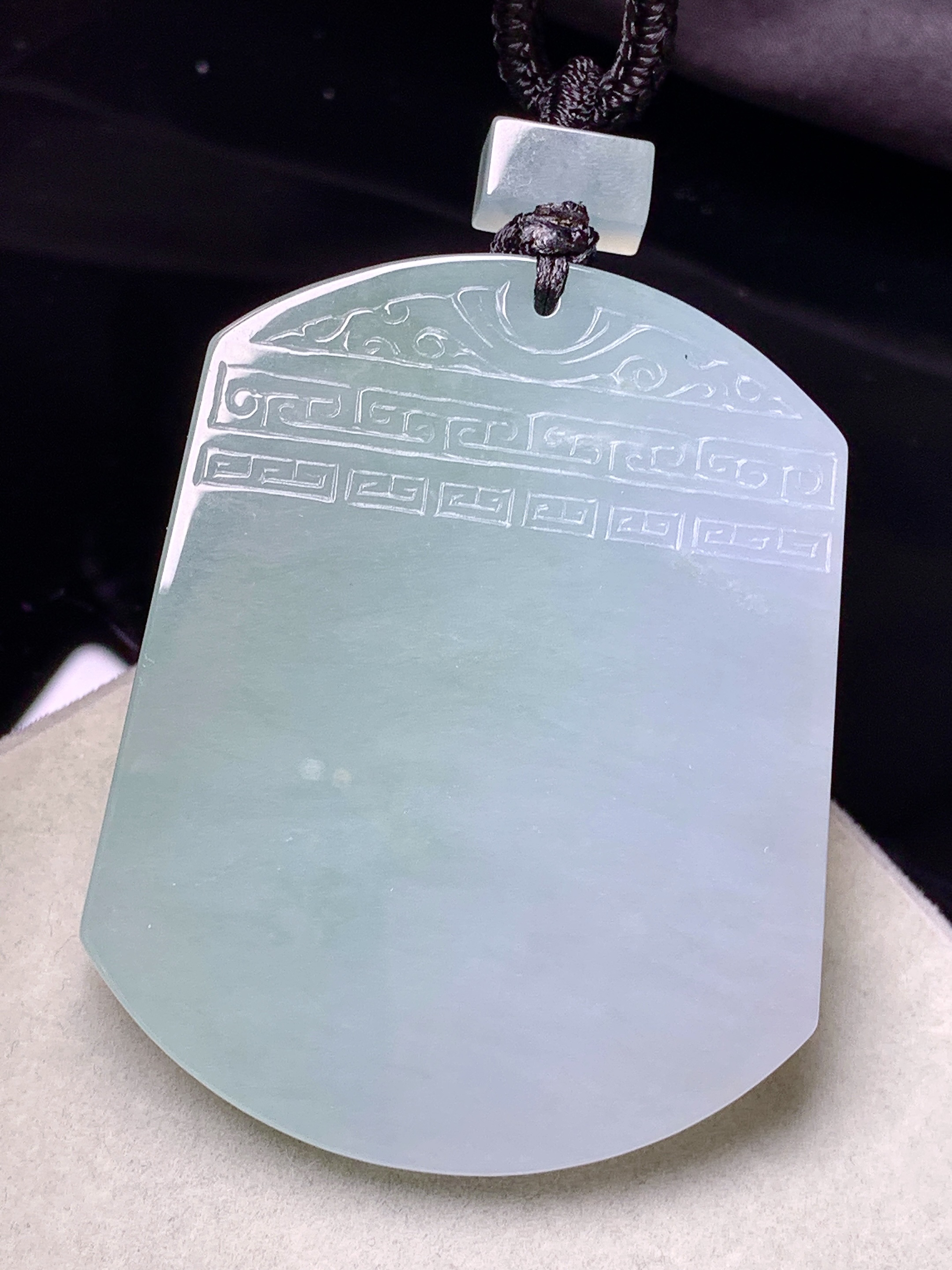 淡紫罗兰飘绿无事牌吊坠 玉质细腻 色泽艳丽清新 水润亮眼 整体尺寸52.7*42.5*5.2L1