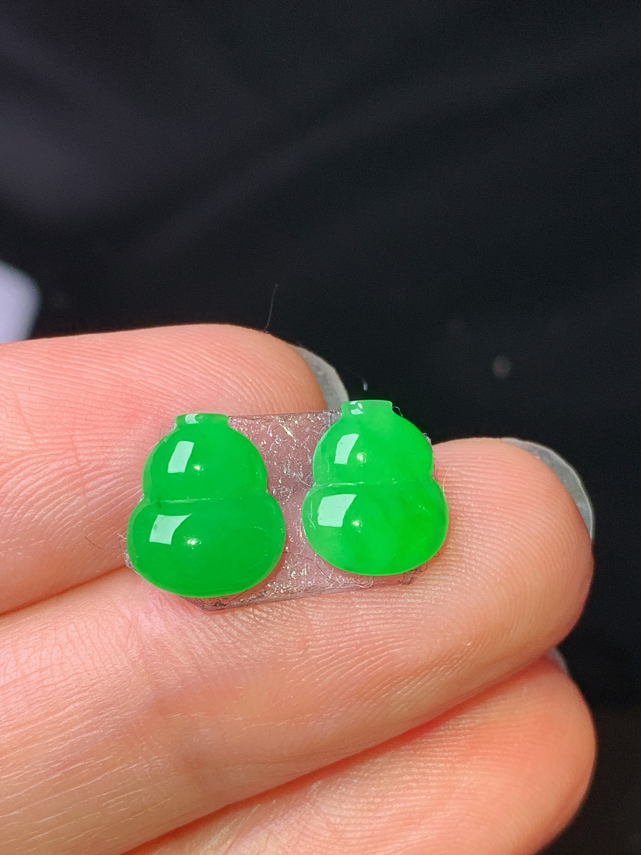 镶嵌款 翠绿葫芦一对 玉质细腻 色泽艳丽清新 水润亮眼 整体尺寸9*7.6*2.6j3