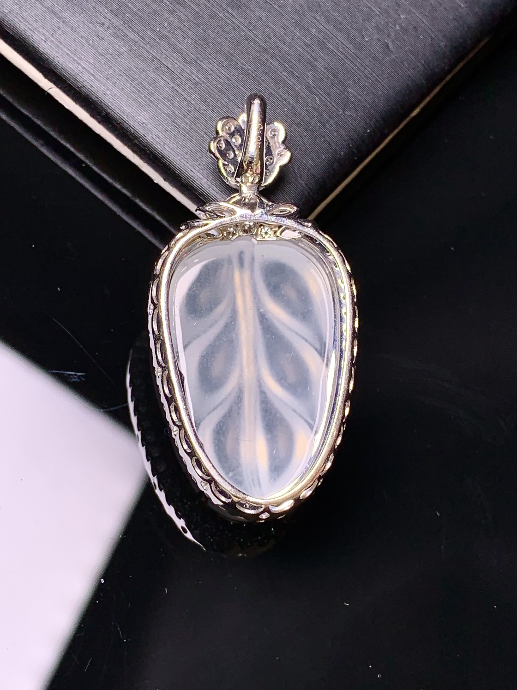 18k金钻镶嵌冰种树叶吊坠 玉质细腻 色泽艳丽清新 水润亮眼 整体尺寸35.2*17.2*8.2d2