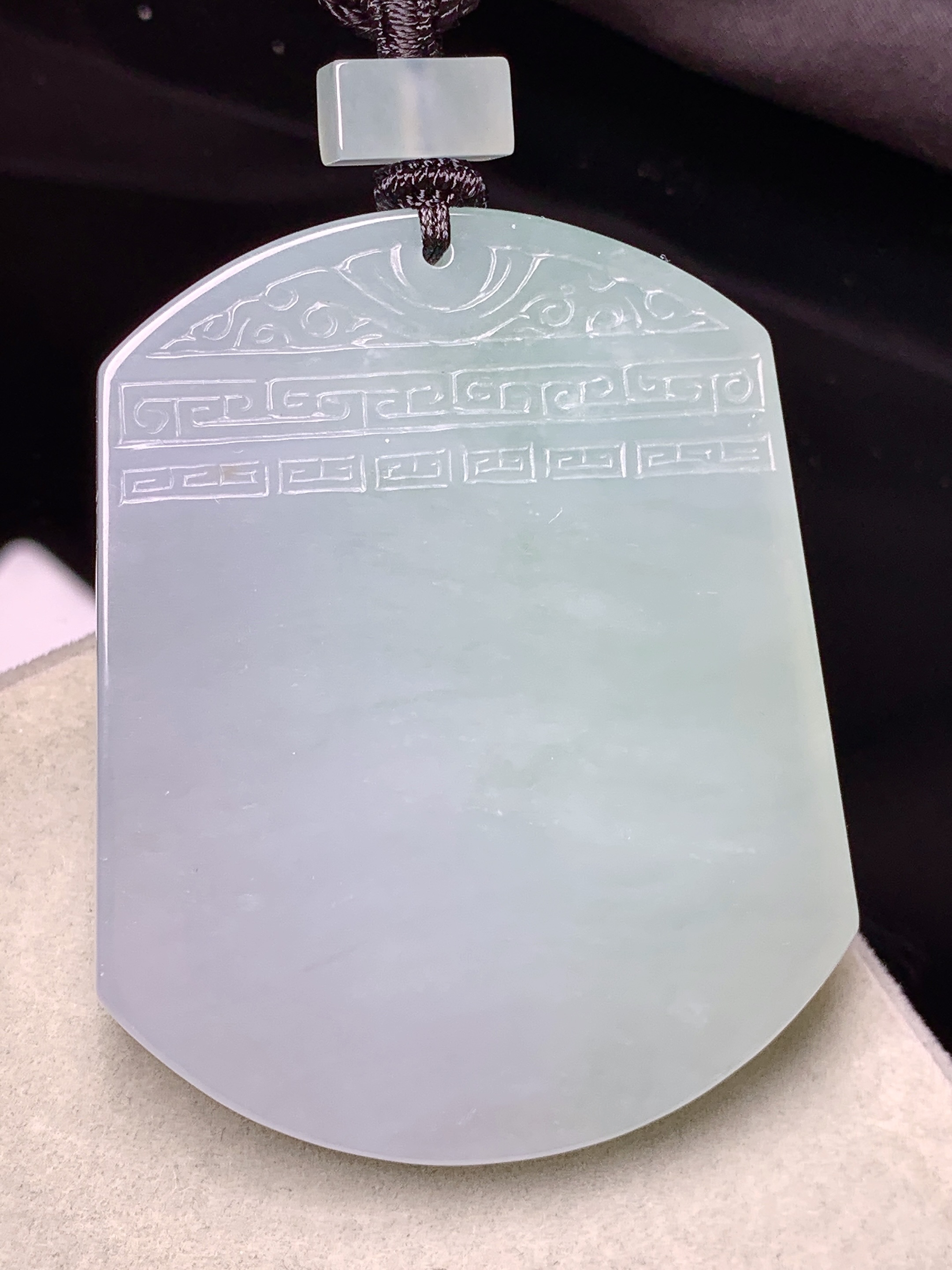 淡紫罗兰飘绿无事牌吊坠 玉质细腻 色泽艳丽清新 水润亮眼 整体尺寸52.7*42.5*5.2L1