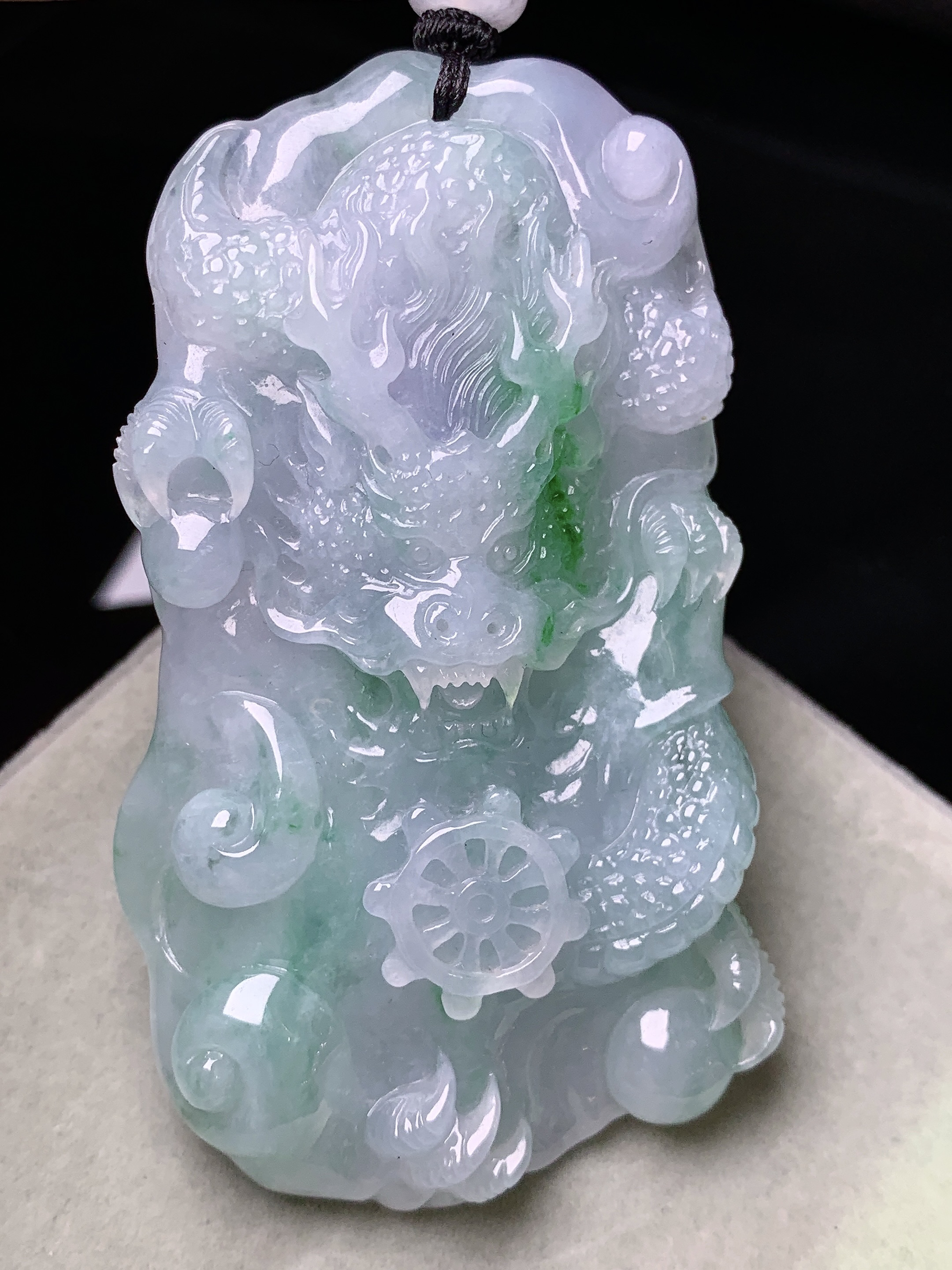 飘绿龙牌子吊坠 玉质细腻 色泽艳丽清新 水润亮眼 整体尺寸72.8*40.8*11.5L1