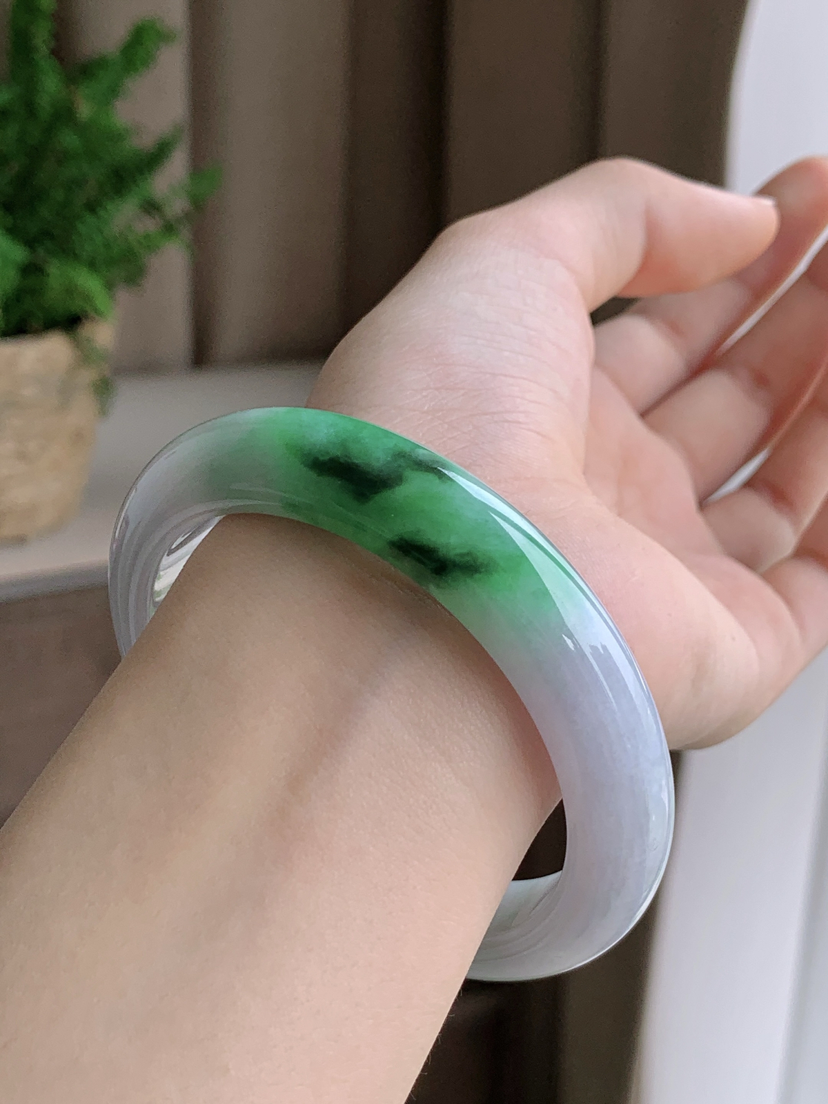 【手镯】正圈 圈口 57 58
【尺寸】58.2-12.6-10
【说明】飘绿花 冰飘花 腕间水墨 种老细腻 缅甸A货翡翠 有小细纹