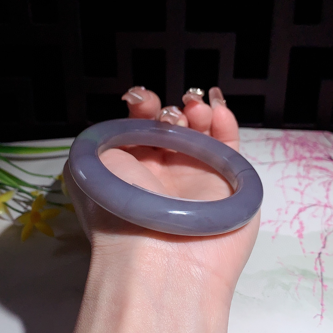 和田玉57圈口紫罗兰色漂翠手镯！翠青手镯，玉质细腻油润 底色纯净 无裂无杂 脂粉好，品质高