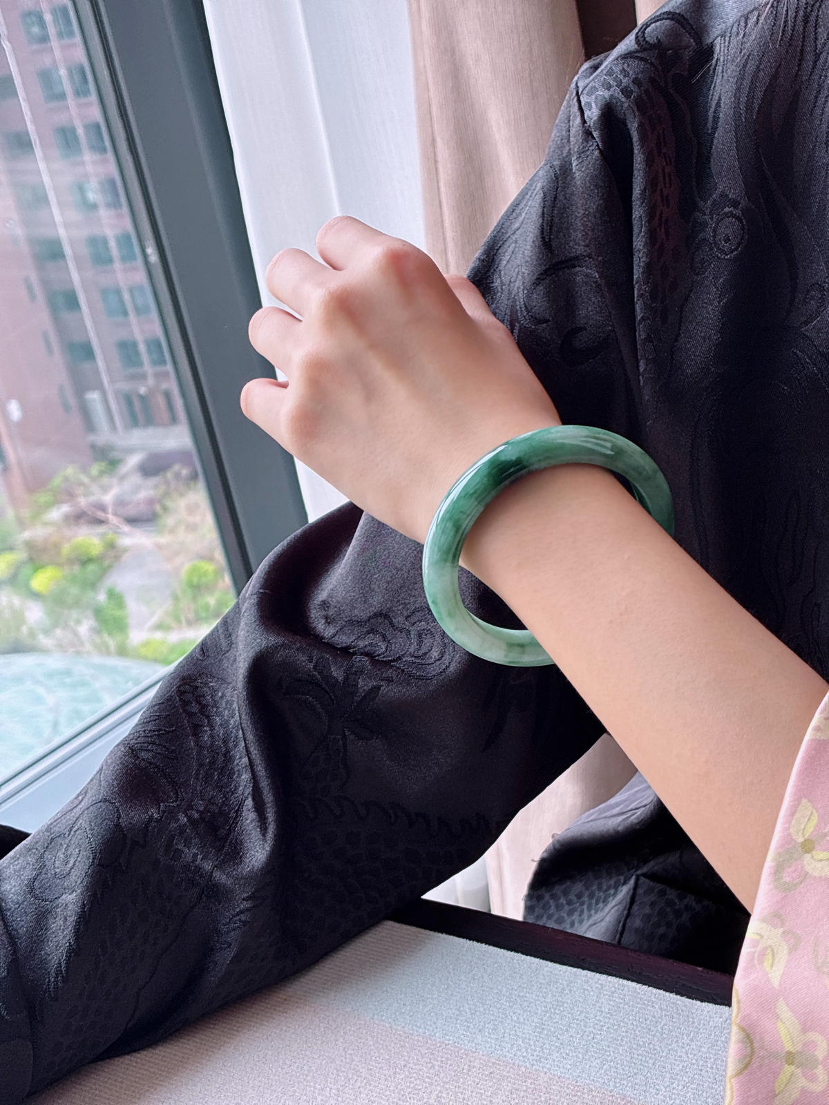 【手镯】正圈 圈口 55 56
【尺寸】55.5-11.4-7.4
【说明】冰飘花 青山云雾 种老细腻 缅甸A货翡翠 完美