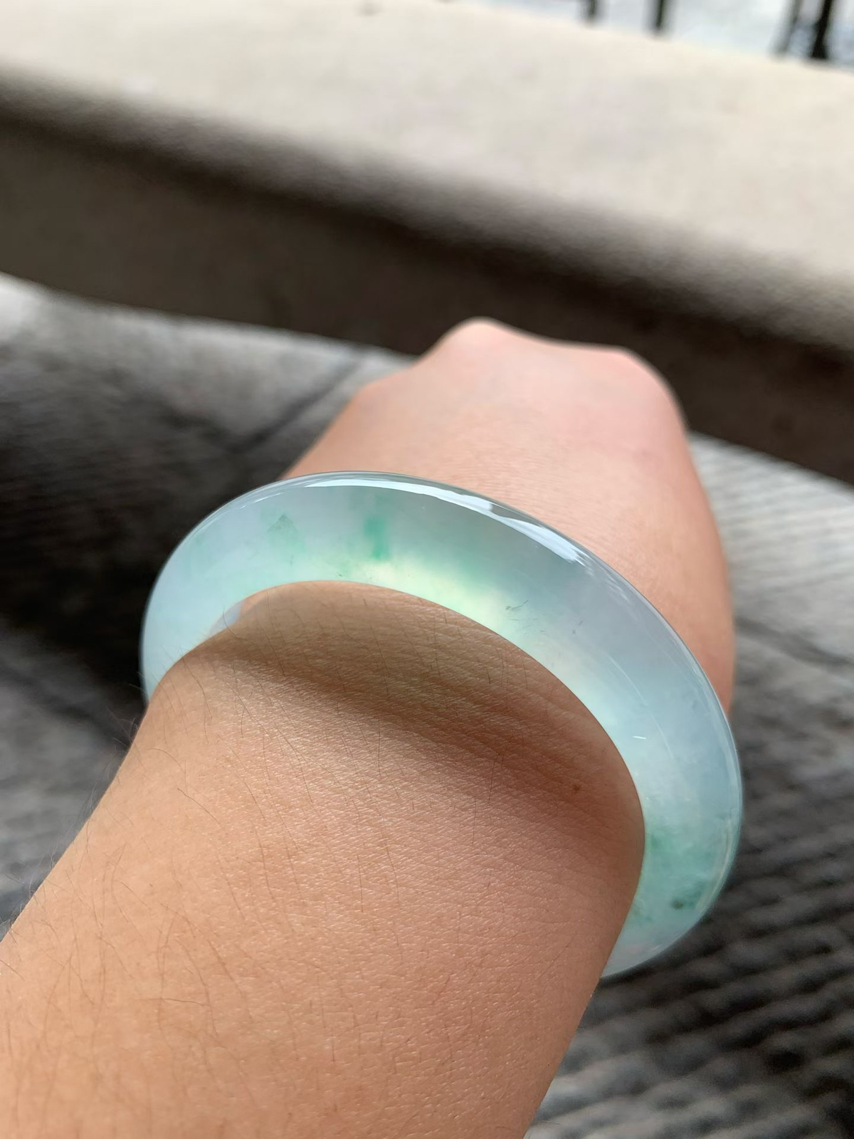 老坑飘绿花正圈手镯尺寸55*12*9 老坑种水，通透冰莹，清润水足，起光起胶，淡绿花色若隐若现，上手高贵又清冷！