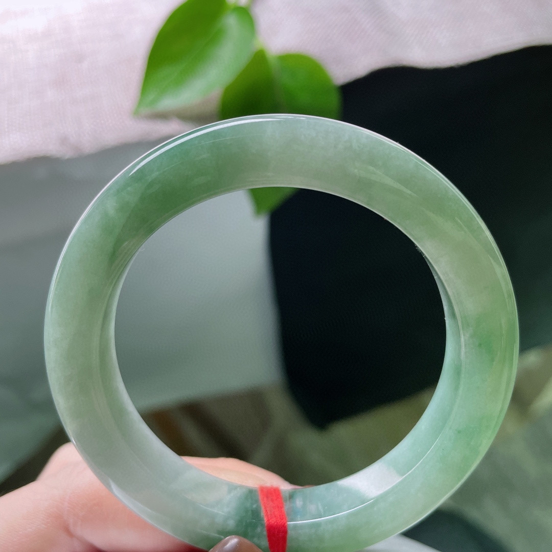 54.5/10.2/9.6，湖水绿正圈，水头好，版型厚装的，饱满，沉稳内敛。无暇