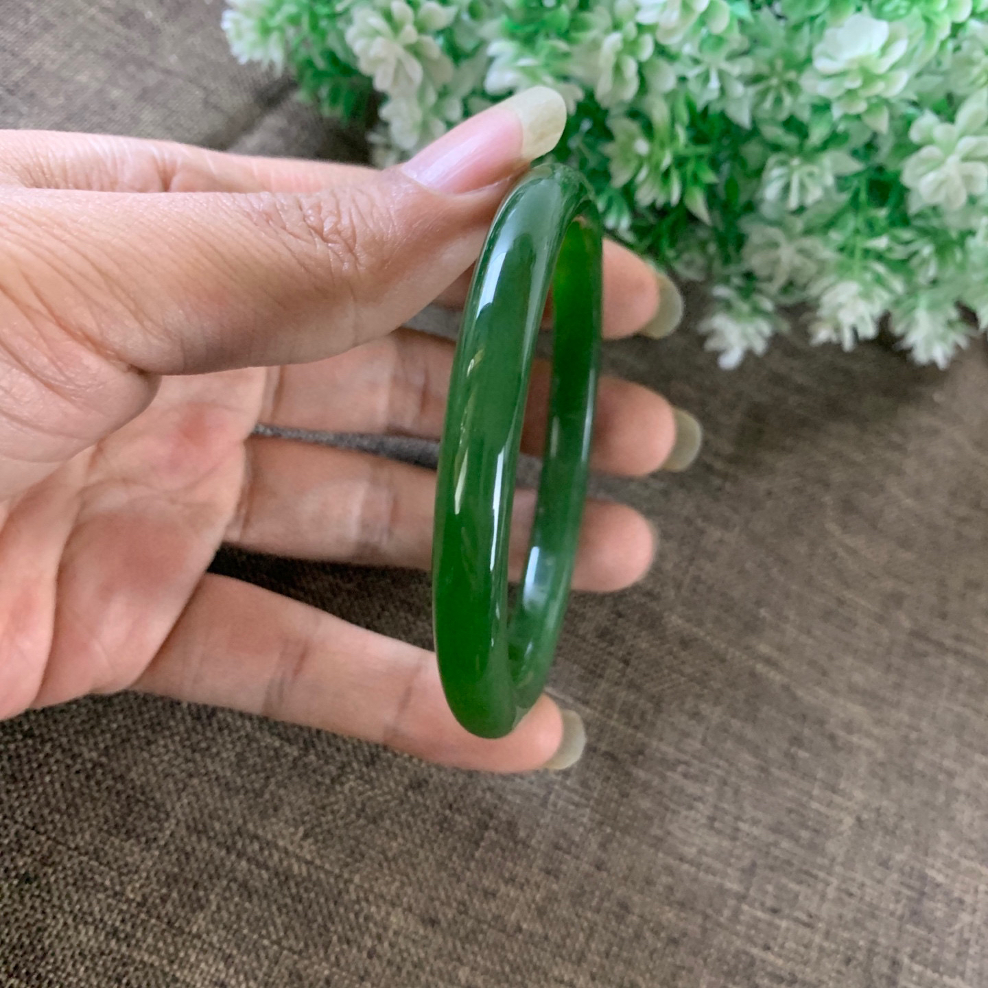 和田玉碧玉61圈口鲜阳绿色手镯，镯型古朴典雅。在诗情画意的雨巷相遇，你是我腕间的一抹风情，有你眸有深情.清风荡漾湖间静水，我愿俯身低眉，在烟波涟漪处寻你