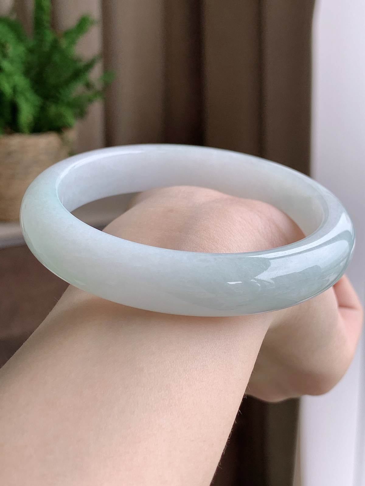 【手镯】正圈 圈口 60 61
【尺寸】60.6-12.4-8
【说明】白冰 糯冰奶白 种老细腻 缅甸A货翡翠 完美