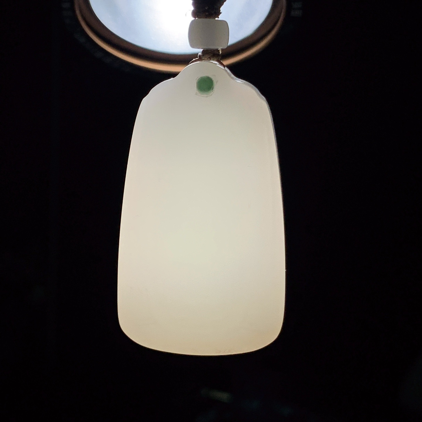 新疆和田玉羊脂白玉平安无事牌挂件。尺寸50/28/13重44克 玉质细腻油润 底色纯净 脂粉好，品质好！lt260323