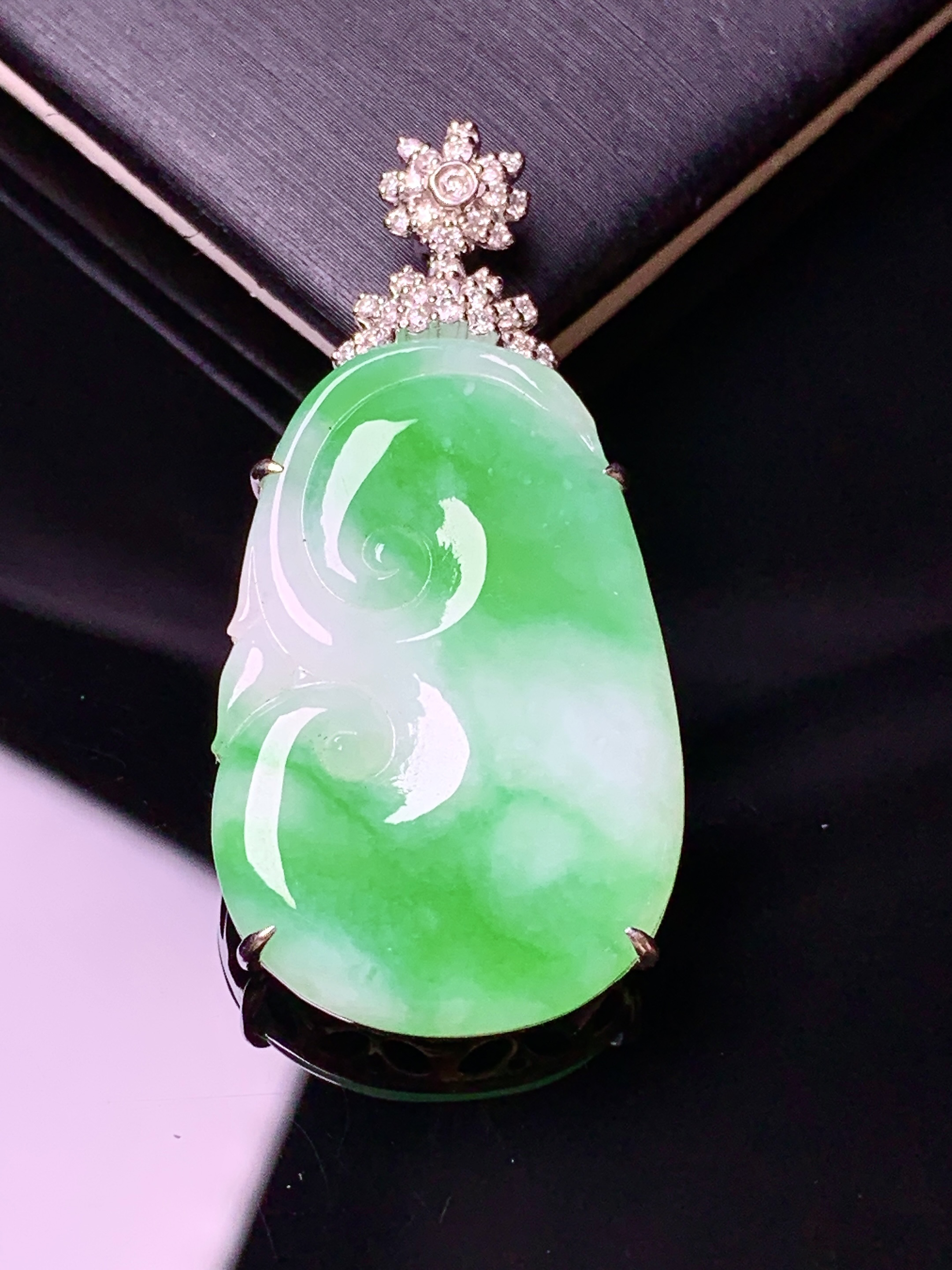 18k金钻镶嵌飘绿如意吊坠 玉质细腻 色泽艳丽清新 水润亮眼 整体尺寸39.5*19.2*5.3zy