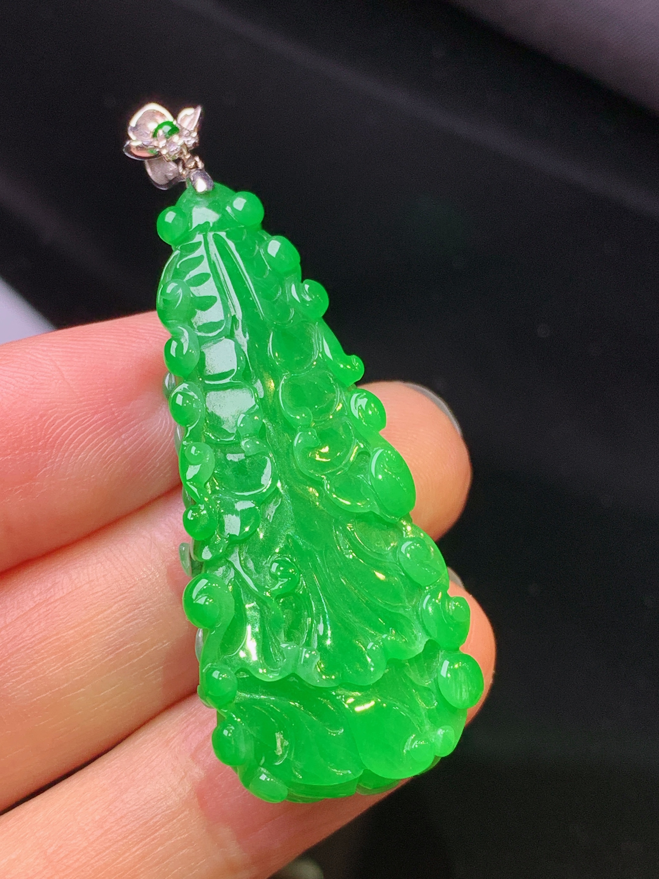 18k金镶嵌满绿白菜吊坠 玉质细腻 色泽艳丽清新 水润亮眼 整体尺寸52*19.2*7.5L1