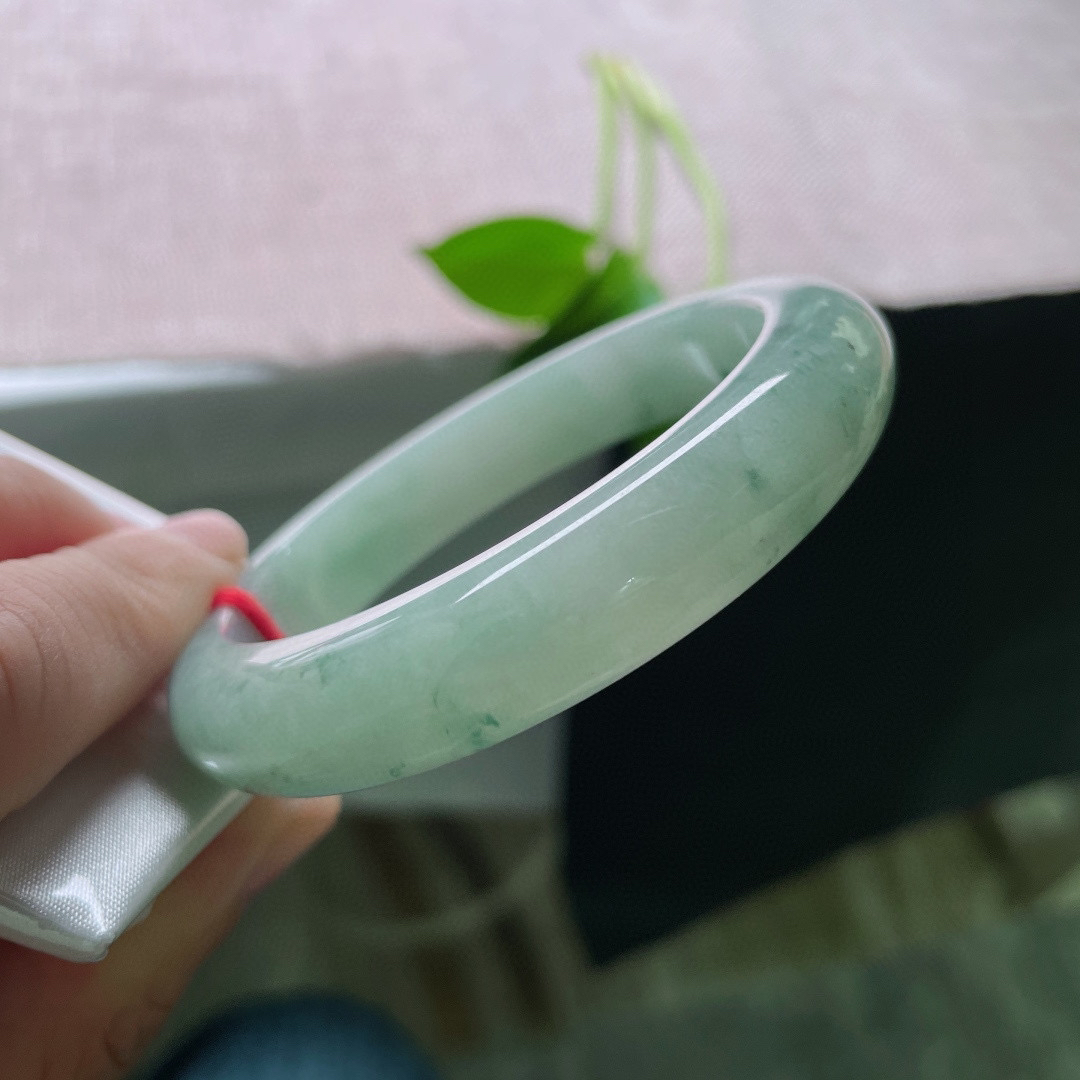 56.6/13.2/8.9，飘花正圈，蓝底，底子干净清爽，细腻，花色灵动飘逸，无纹裂