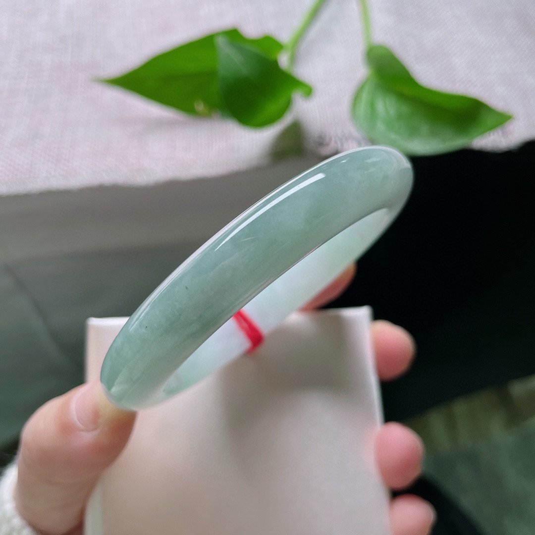 57.8/11.3/9.3绿底正圈，清润，温柔入骨，上手显白又气质。自带滤镜，无暇