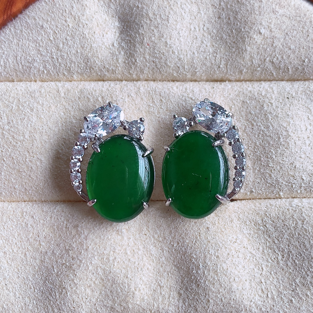 冰满绿翡翠925银镶嵌耳钉，自然光实拍，翠色灵动，颜色漂亮，种老水足，品相佳，佩戴佳品！W481.2