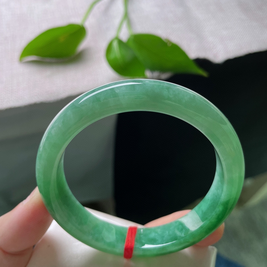 58.3/12.4/8.7，满绿正圈，绿得纯粹，艳得有质感。种老，细润，俏丽多姿，晶体