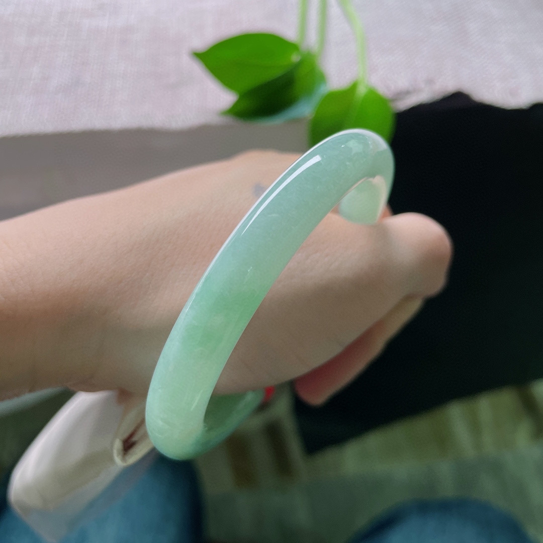 56.3/9.5，晴绿圆条，无暇