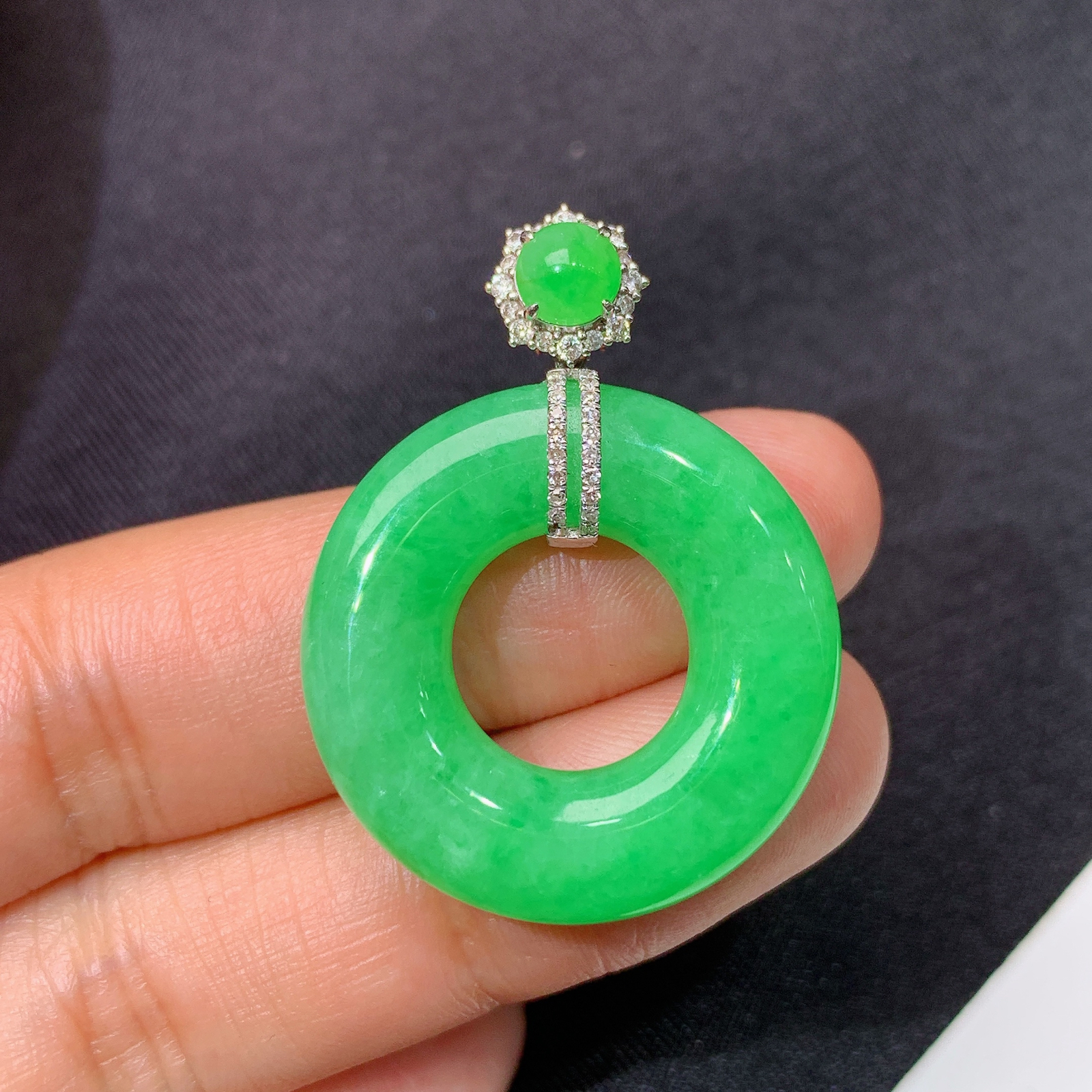 阳绿甜甜圈吊坠，18k金镶嵌，冰润色阳，玉质细腻，种水足，Cj 尺寸34.5*26.3*6.6