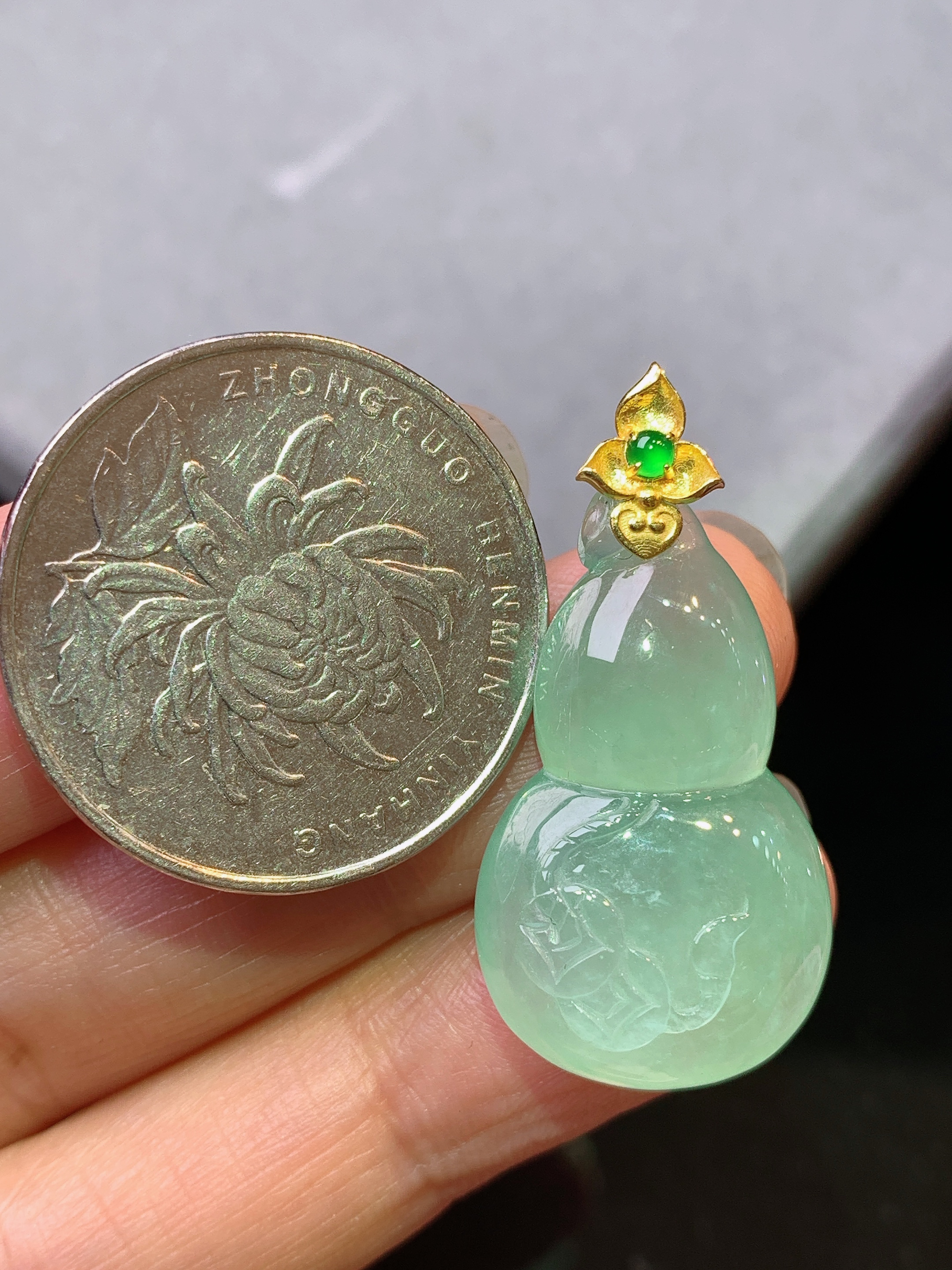 18k金镶嵌冰种晴绿葫芦吊坠 玉质细腻 色泽艳丽清新 水润亮眼 整体尺寸32.5*16.2*7m1