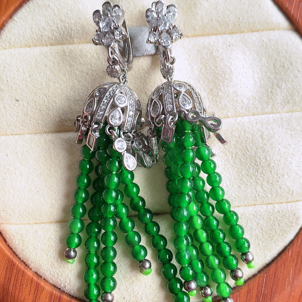 冰满绿翡翠925银镶嵌耳钉，自然光实拍，翠色灵动，颜色漂亮，种老水足，品相佳，佩戴佳品！W481.2
