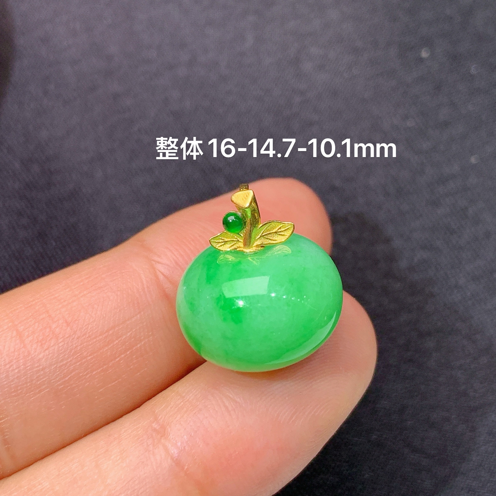 飘绿苹果吊坠，18k金镶嵌，冰润色阳，玉质细腻，种水足，Xyg 尺寸16*14.7*10.1