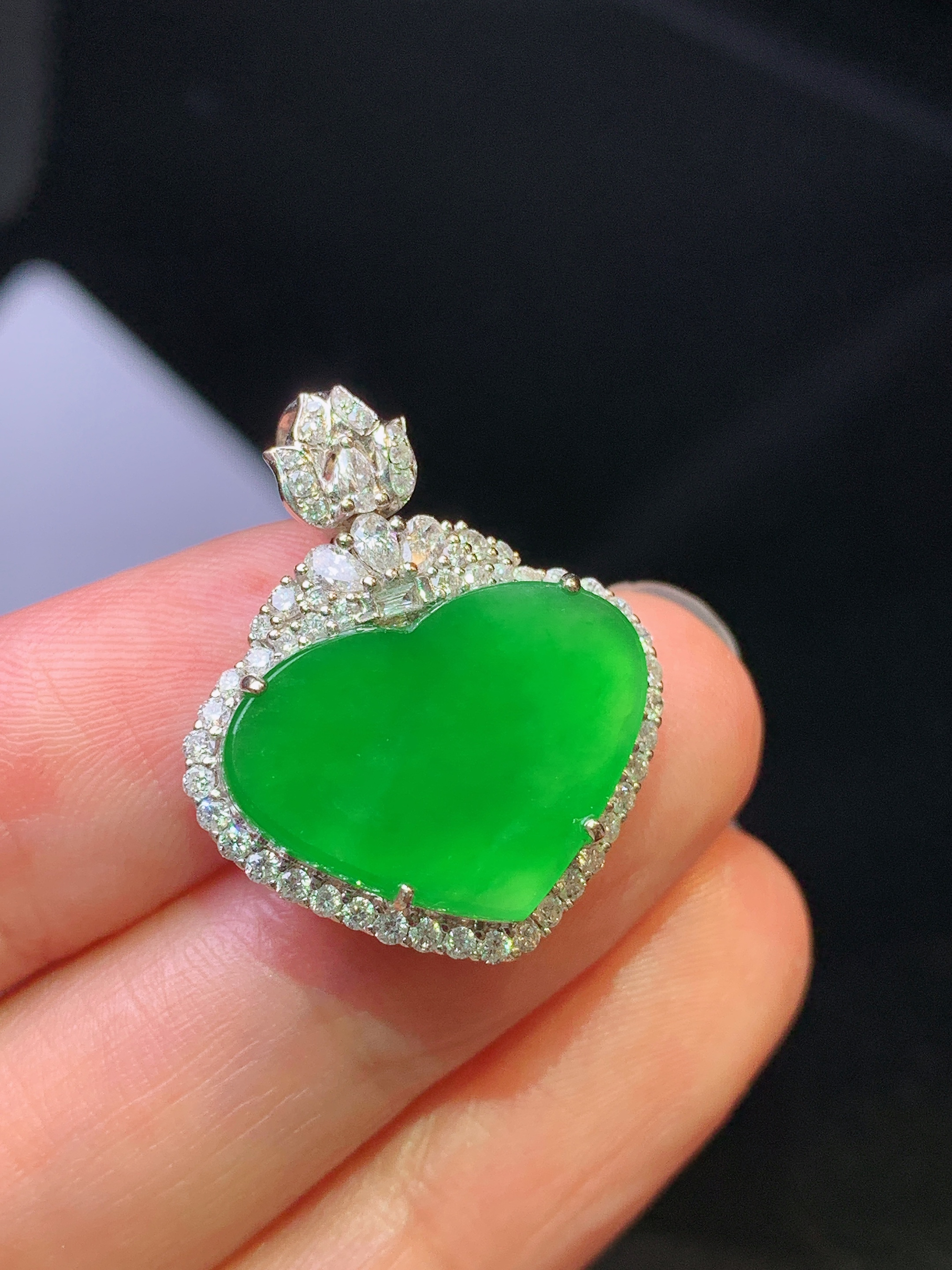18k金钻镶嵌满绿心形吊坠 玉质细腻 色泽艳丽清新 水润亮眼 整体尺寸25*20*8L3