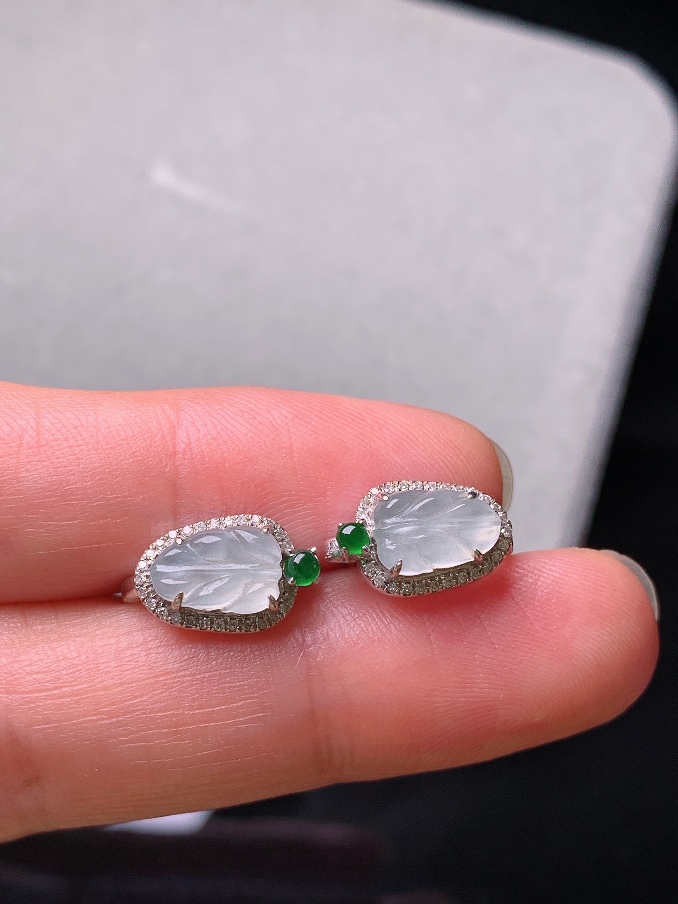 18k金钻镶嵌冰种树叶耳钉 玉质细腻 色泽艳丽清新 水润亮眼 整体尺寸12*7.7*4.3f3