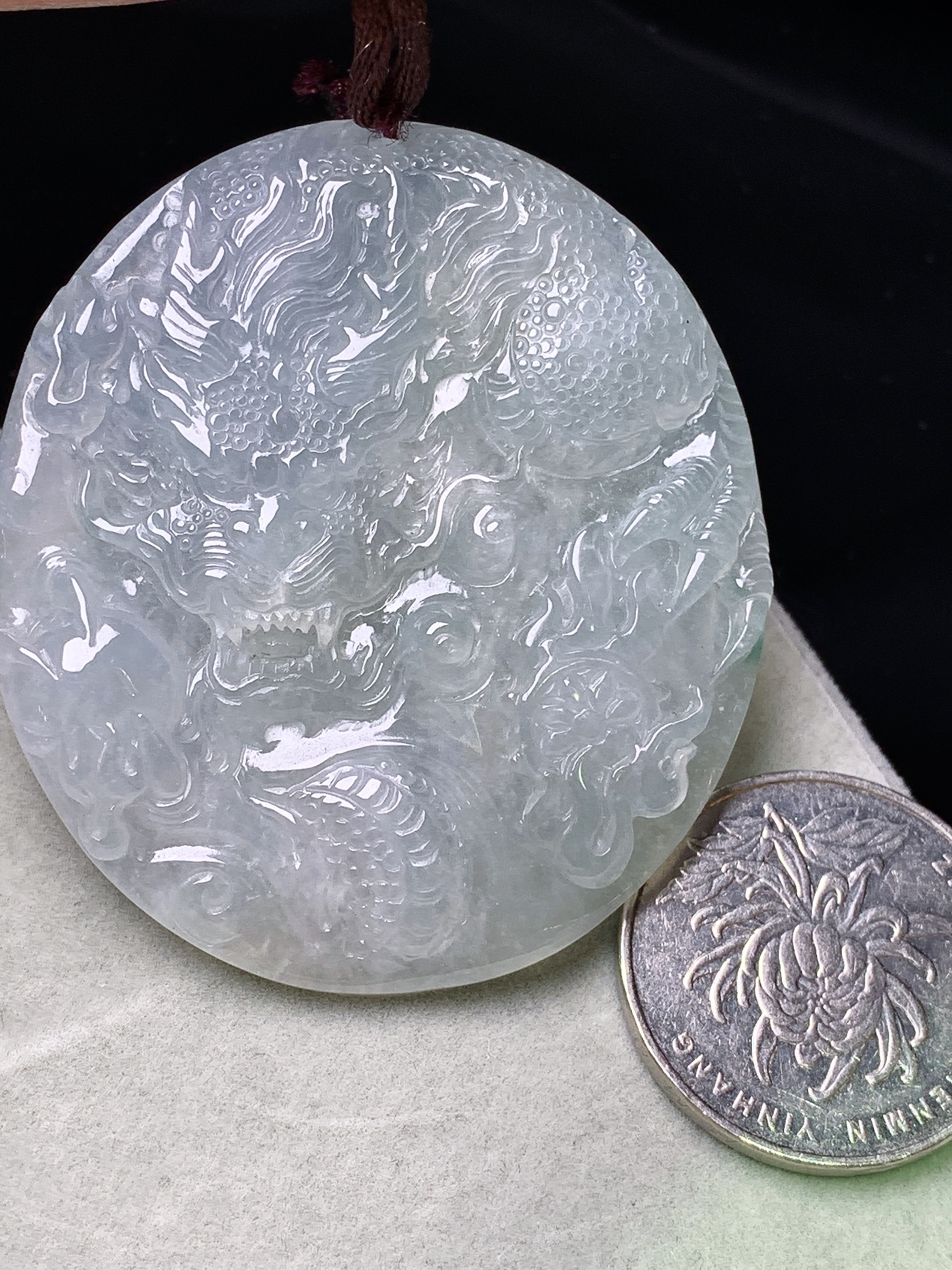 冰种龙牌子吊坠 玉质细腻 色泽艳丽清新 水润亮眼 整体尺寸52.5*47.2*6b2