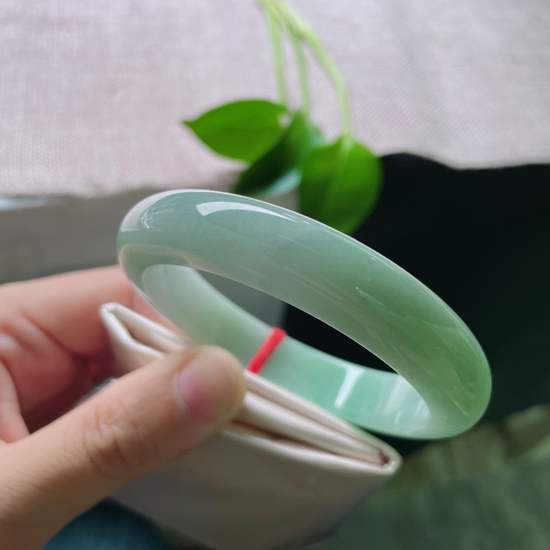 56/12/9.2，绿底正圈，鲜活翠色，充满生机和希望，质地温润，棉线