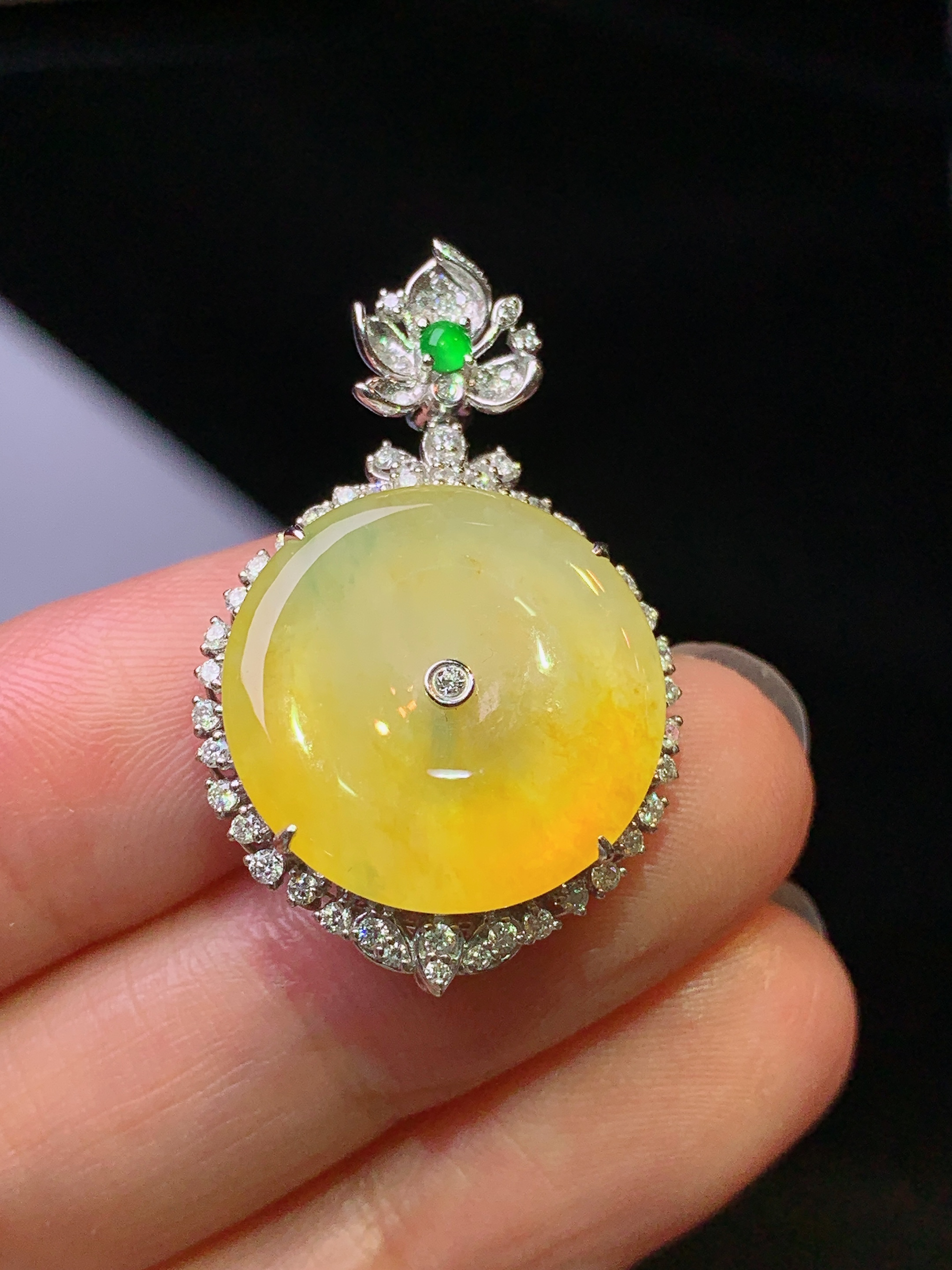 18k金钻镶嵌黄翡平安扣吊坠 玉质细腻 色泽艳丽清新 水润亮眼 整体尺寸32*20.3*8.5b1