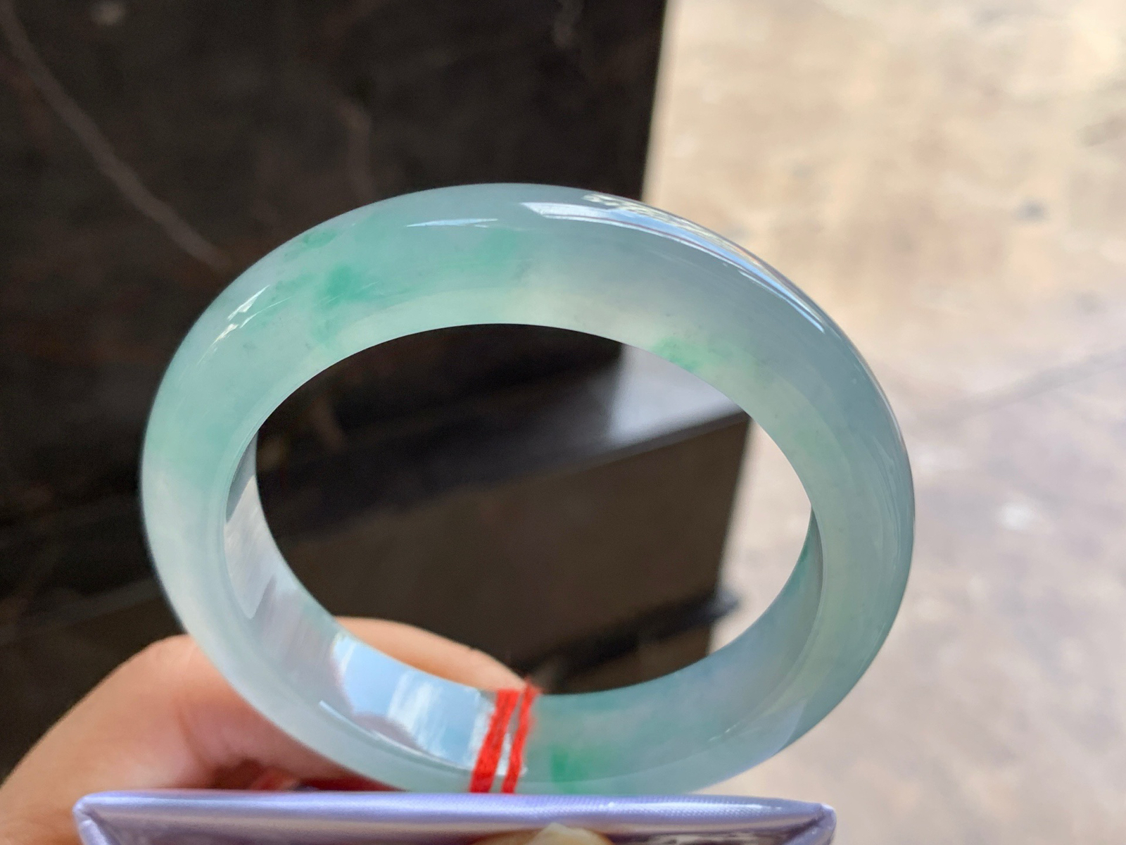 57-13-9.2

冰种飘绿手镯^_^透亮