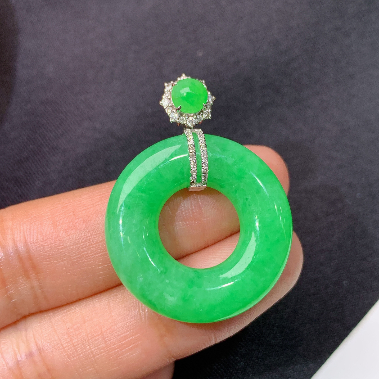 阳绿甜甜圈吊坠，18k金镶嵌，冰润色阳，玉质细腻，种水足，Cj 尺寸34.5*26.3*6.6