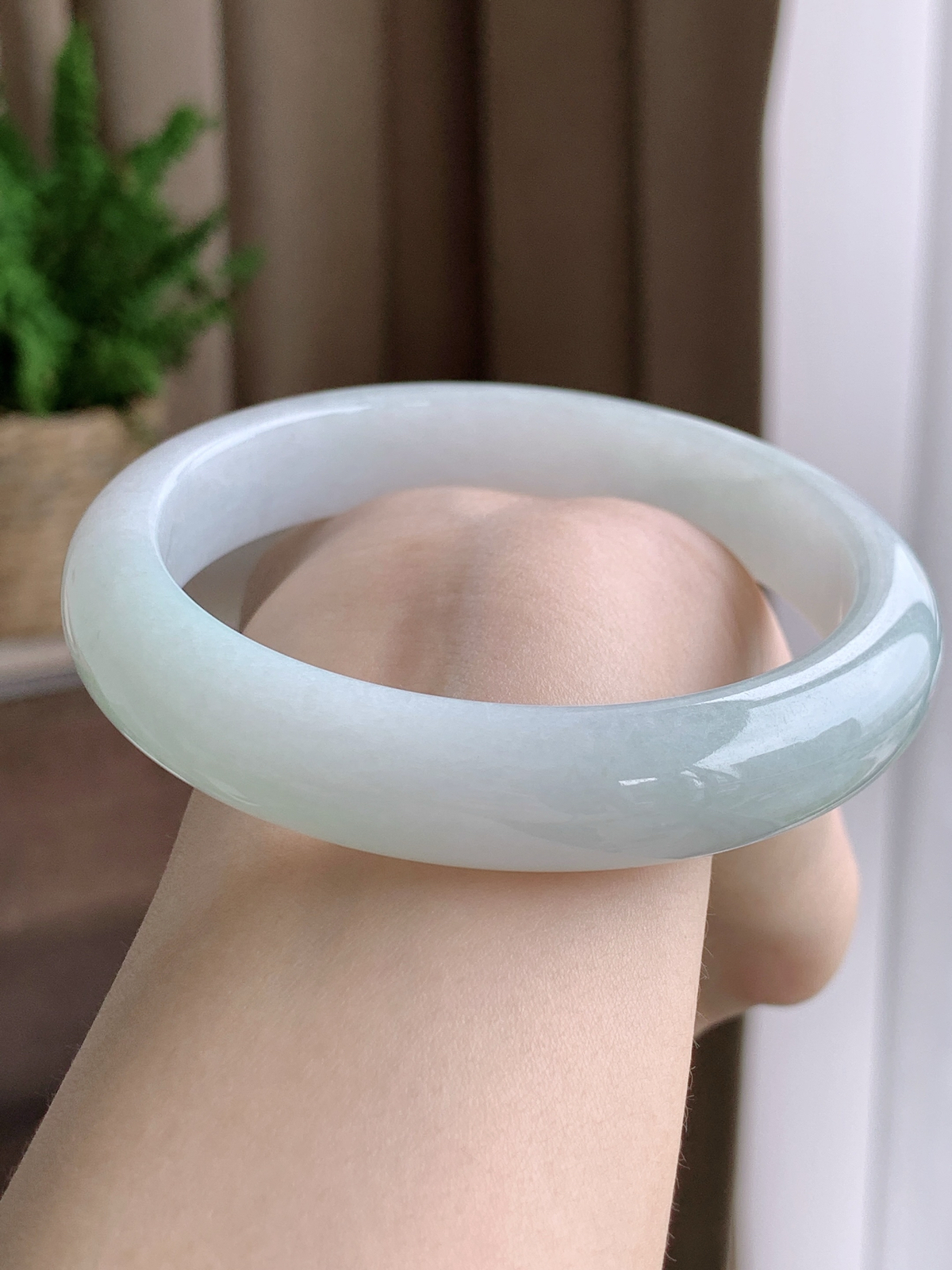 【手镯】正圈 圈口 60 61
【尺寸】60.6-12.4-8
【说明】白冰 糯冰奶白 种老细腻 缅甸A货翡翠 完美