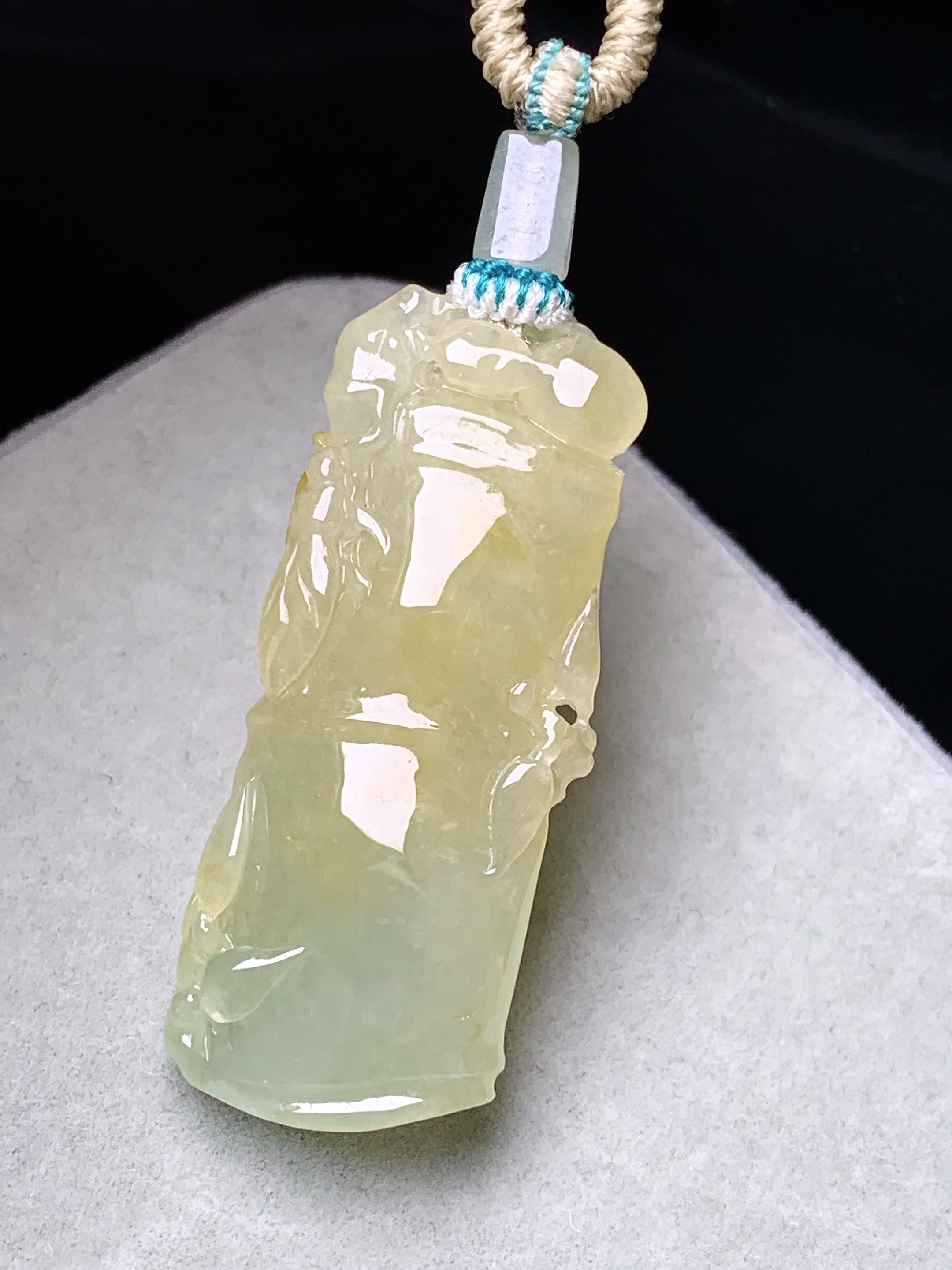 冰黄翡竹节牌子吊坠 玉质细腻 色泽艳丽清新 水润亮眼 整体尺寸39.8*16.6*6.8L1