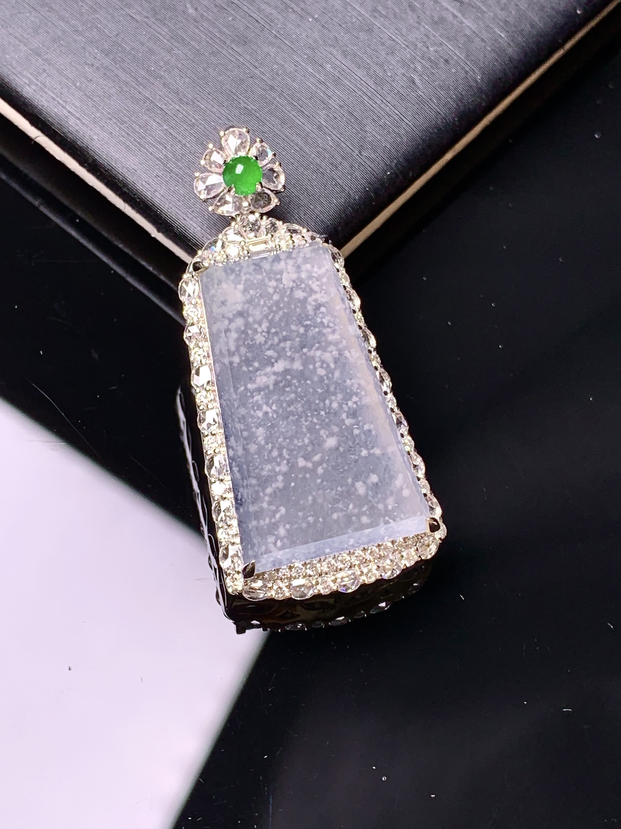 18k金钻镶嵌冰种雪花棉无事牌吊坠 玉质细腻 色泽艳丽清新 水润亮眼 整体尺寸36*16.8*6.8d2