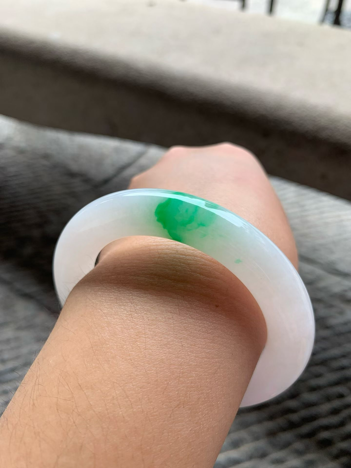 飘绿圆条手镯尺寸57*12*12 版型圆润厚实，底子白皙温润，一抹翠色正阳鲜辣，青翠耀眼！