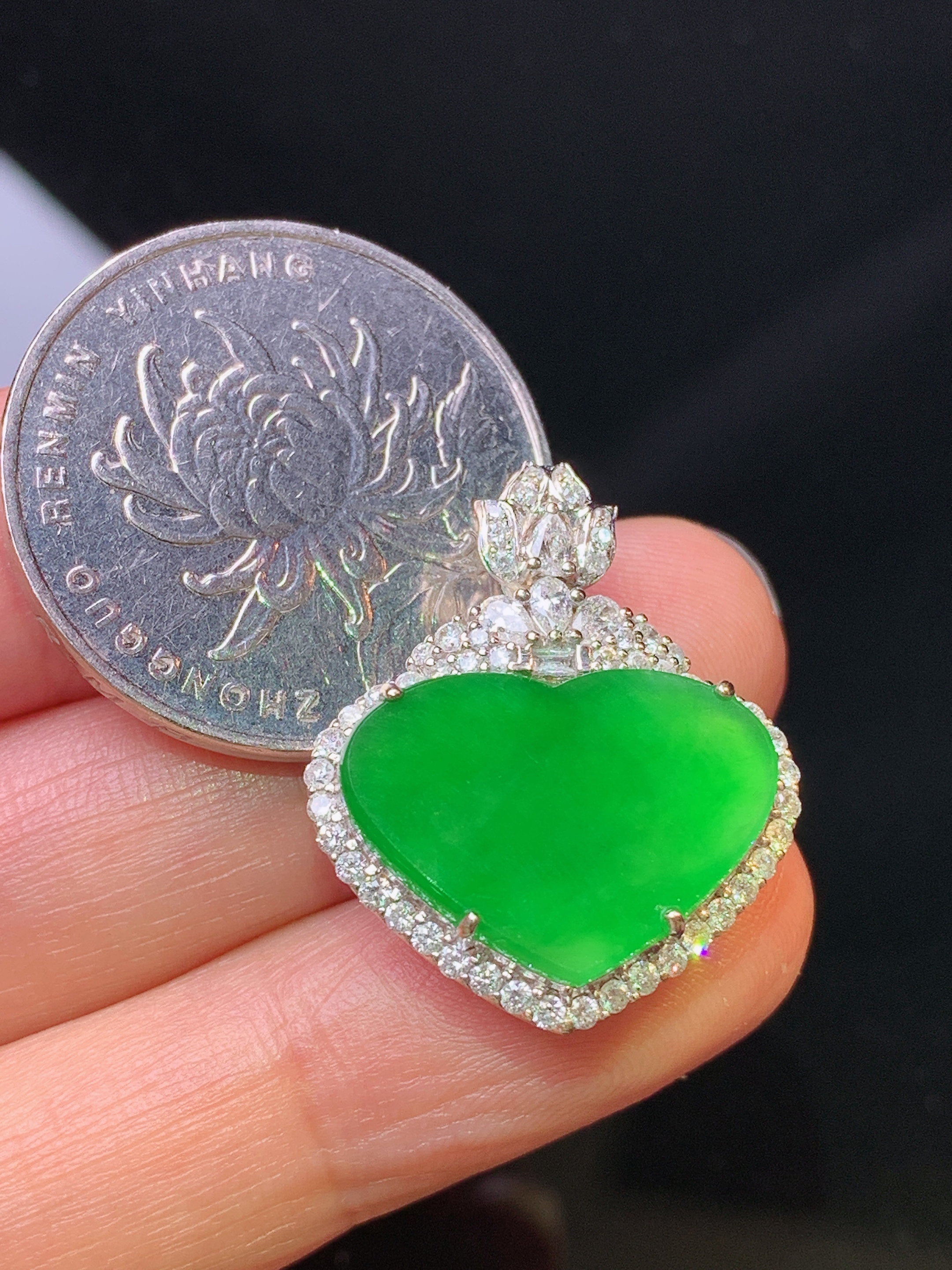 18k金钻镶嵌满绿心形吊坠 玉质细腻 色泽艳丽清新 水润亮眼 整体尺寸25*20*8L3
