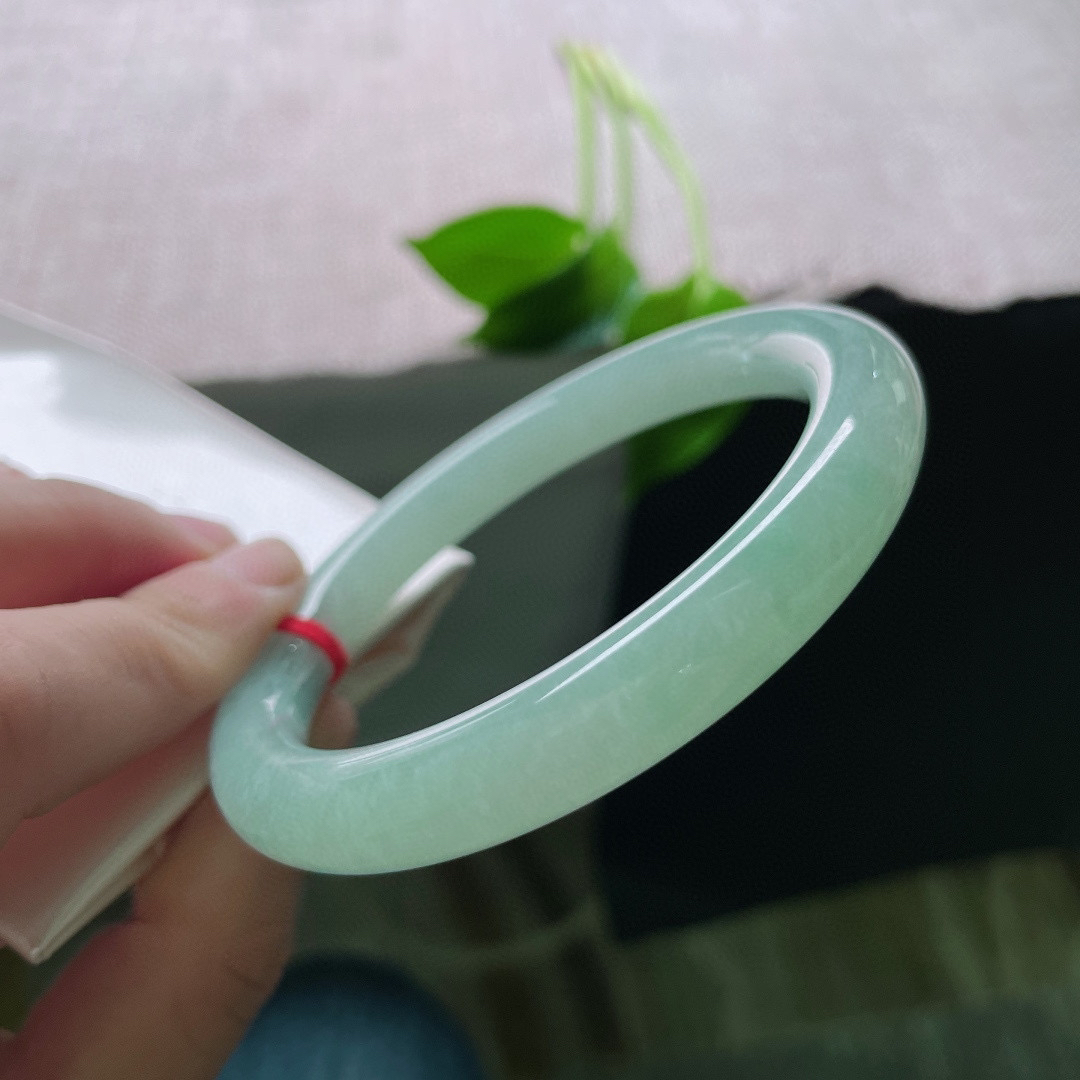 58.8/9.4，果绿底圆条，凝萃的永恒，举手投足间尽显优雅端庄的气质，无暇