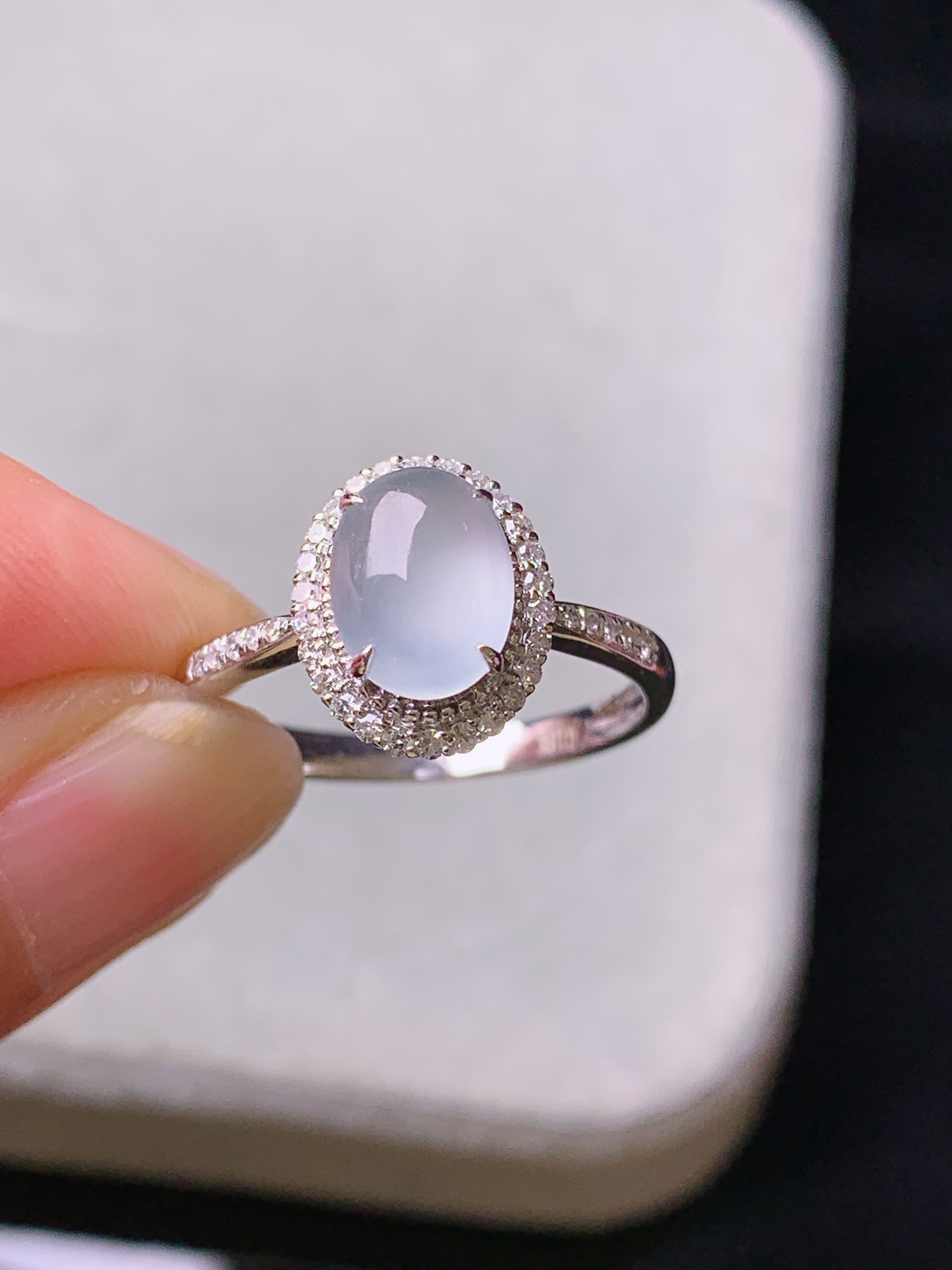 18k金钻镶嵌冰种蛋面戒指 玉质细腻 色泽艳丽清新 水润亮眼 圈口14 整体尺寸11.2*9.2*7f3